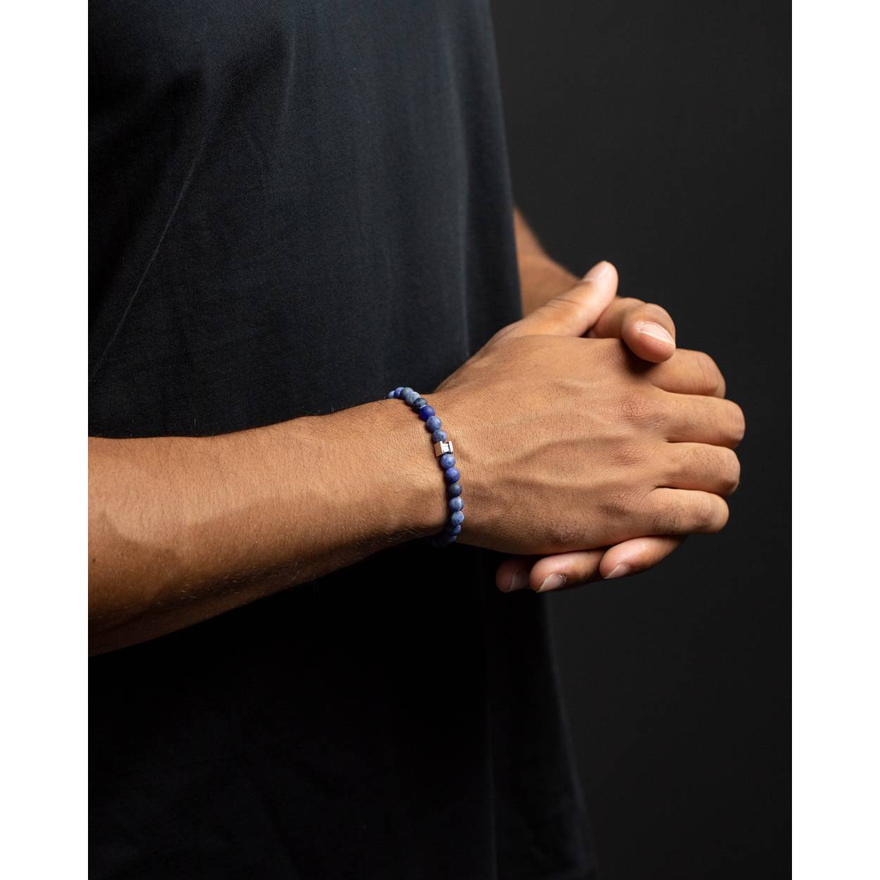 De Mat Blauw 6mm armband is gemaakt van de natuursteen Sodalite. Deze steen is gemaakt van een vrij zeldzaam mineraal dat bekend staat om zijn blauwe tot violetblauwe kleur. Soms wordt het gekenmerkt door witte aderen of vlekken die door de steen lopen. In de aanwezigheid van deze natuursteen wordt uw zelfvertrouwen vergroot en uw zelfrespect verbeterd.