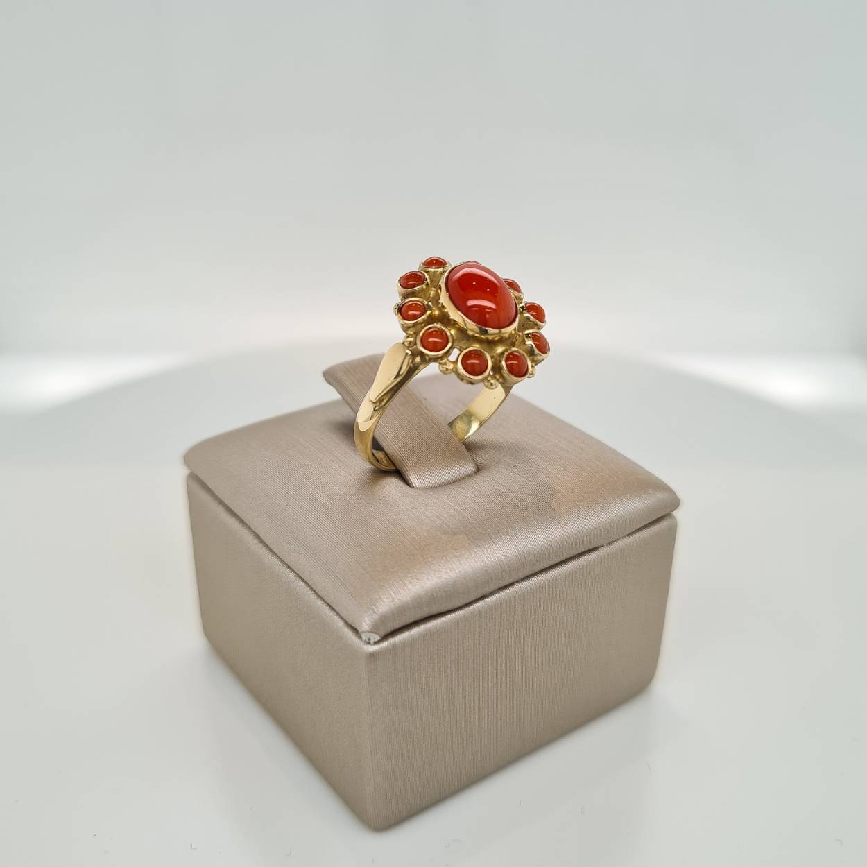 Ring 14 karaat goud gezet met echte bloedkoralen. De ring is in maat 16.