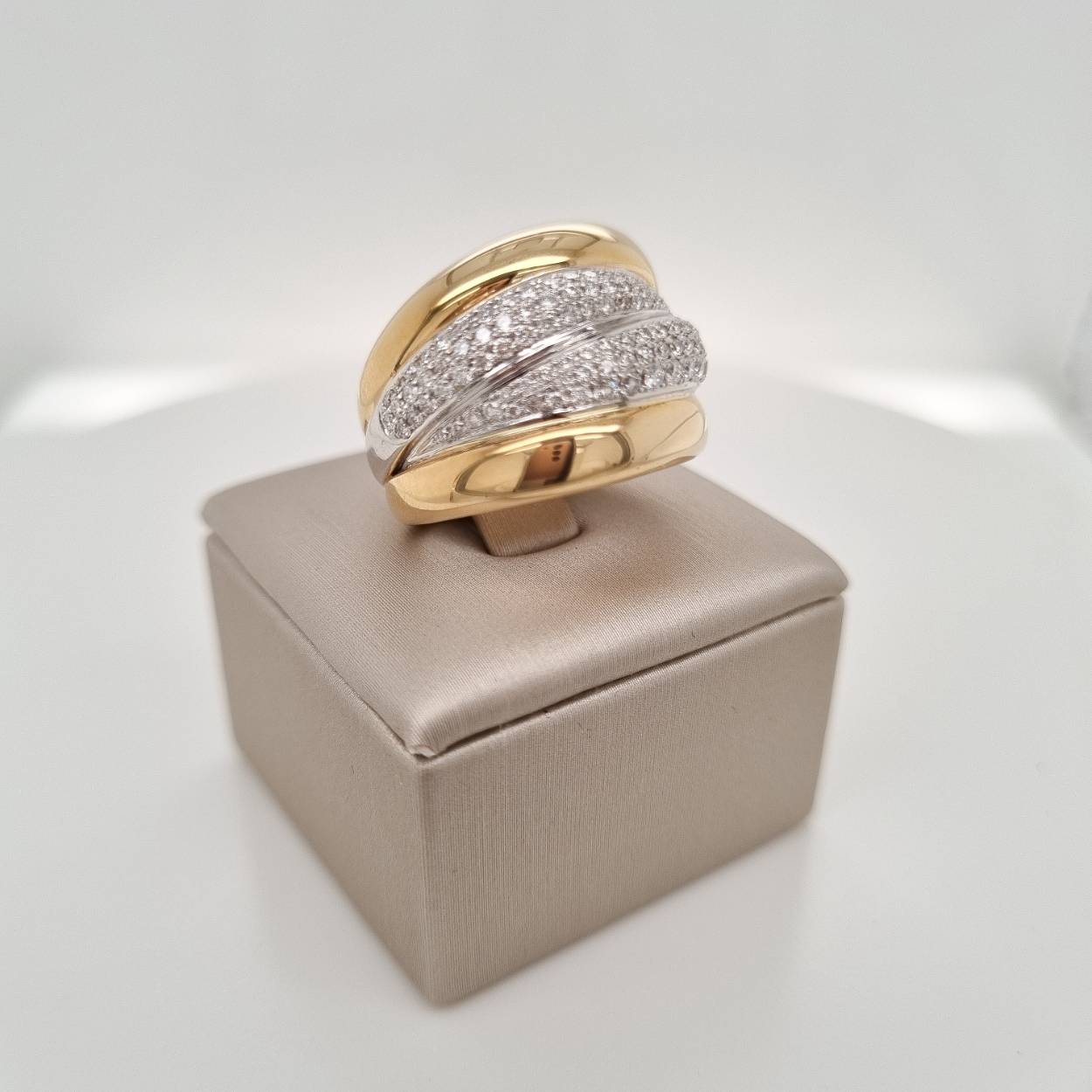 Prachtige 14krt geelgouden ring met diamant, 0,77crt SI H.

De maat van de ring is 56 (17 3/4). Heeft u een andere maat? Neem dan gerust contact met ons op.