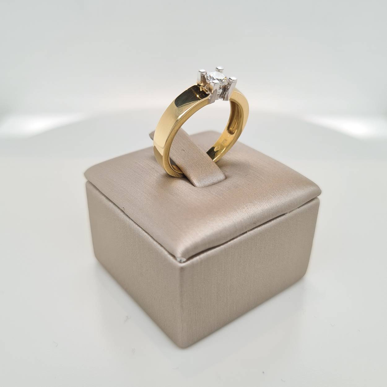 Prachtige 14krt bicolor gouden ring met diamant, 0,35crt H Si. De maat van de ring is 53 (17). Heeft u een andere maat, neem dan gerust contact met ons op.