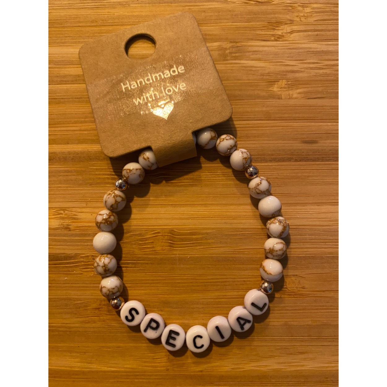Lief armbandje met positieve tekst.Howlite en zilveren ballen. 
Dit geschenkje is belangrijk voor jezelf om jezelf eraan te herinneren dat je speciaal bent. Je wordt blij als je het krijgt en even blij als je het weggeeft.
Armband kan op aanvraag met elke positieve tekst gemaakt worden( max 7 letters)