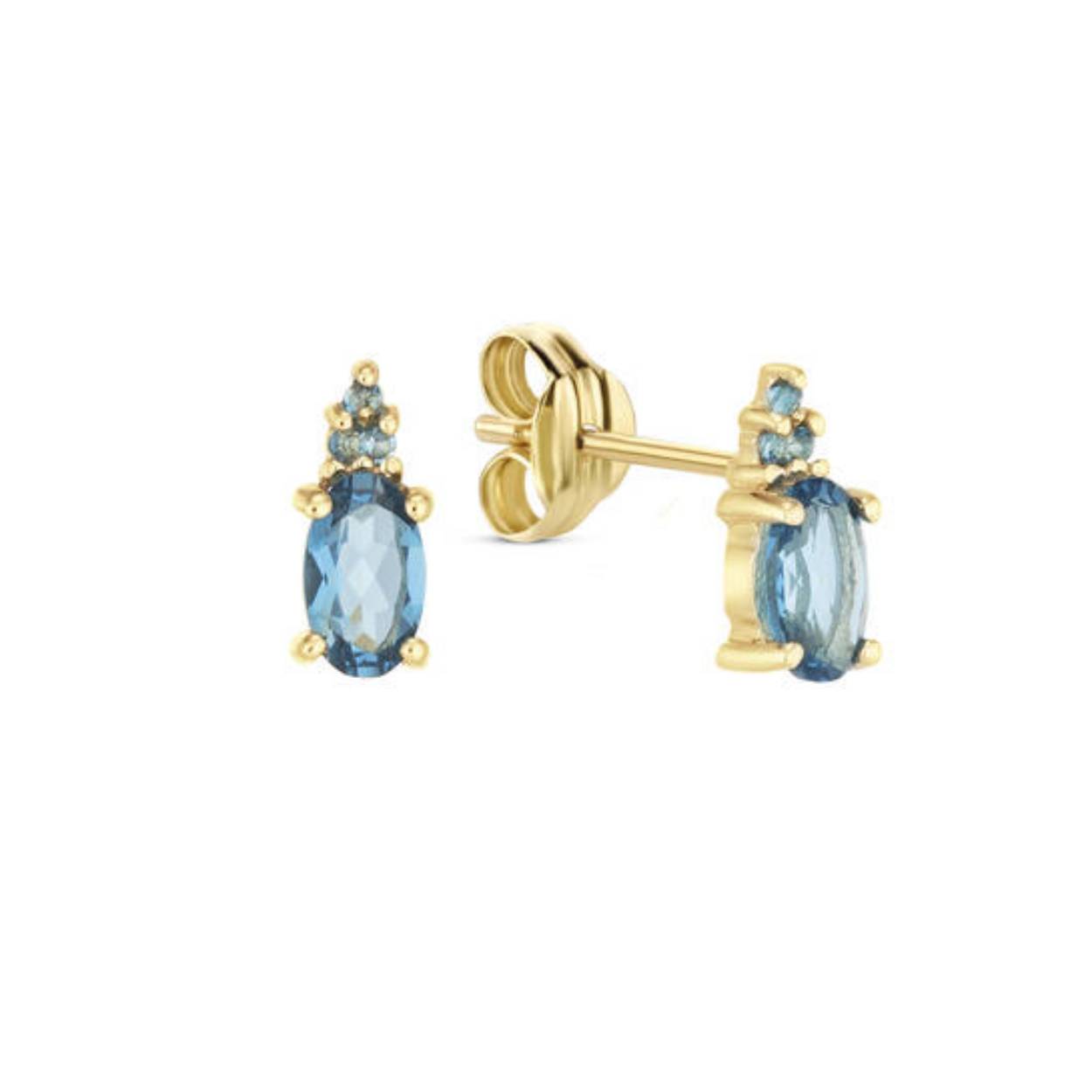 De Vintage London Blue Topaz studs zijn gemaakt van 14 karaat goud en bevatten Londen blauwe topaas edelstenen. Combineer samen met de Vintage London Blue Topaz ring en ga voor een kleurrijke Jackie look!

Tropical Paradise
Dat Jackie van reizen houdt is geen geheim. Voor haar 14 karaat gouden sieradencollectie heeft zij zich deze keer laten inspireren door de tropen.
Haar Tropical Paradise collectie biedt een mix van elegantie en avontuur. Voel de zon schijnen waar je ook bent!

Weelderige jungles, azuurblauwe oceanen en de schittering van de zon op witte zandstranden: de ontwerpen met edelstenen zijn een weerspiegeling van Jackie’s mooiste herinneringen. Of het een dag op kantoor is of een avondje uit, deze sieraden voegen een vleugje exotische allure toe aan elke gelegenheid.

Het merk
Jackie is hét 14 karaat gouden on trend sieradenmerk. De collecties zijn geïnspireerd op de reizen die ik maak, van stedentrips tot exotische oorden. Elk gouden sieraad is helemaal van nu, handgemaakt door Europese goudsmeden en vervaardigd van overwegend gerecycled goud met echte edelstenen en zoetwaterparels. Elke collectie is dan ook met veel liefde en passie samengesteld. Mijn Jackie sieraden zijn de perfecte finishing touch voor iedere outfit!

Specificaties
- Oorsieraad
- Materiaal: 14 Karaat - Geelgoud - 585
- Studs 8mm
- Blue Topaz