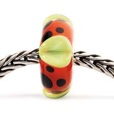 DE RODE COCON, SYMBOOL VAN LIEFDE EN PASSIE, EEN RUIMTE DIE ALLE MOGELIJKHEDEN KAN BEVATTEN