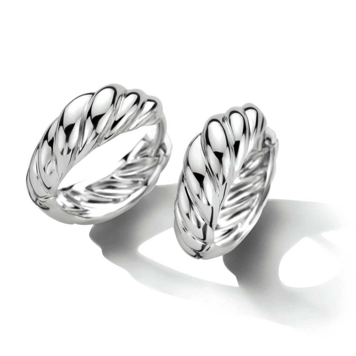 Gerhodineerd 925 zilveren klapoorringen met een diameter van 16mm.