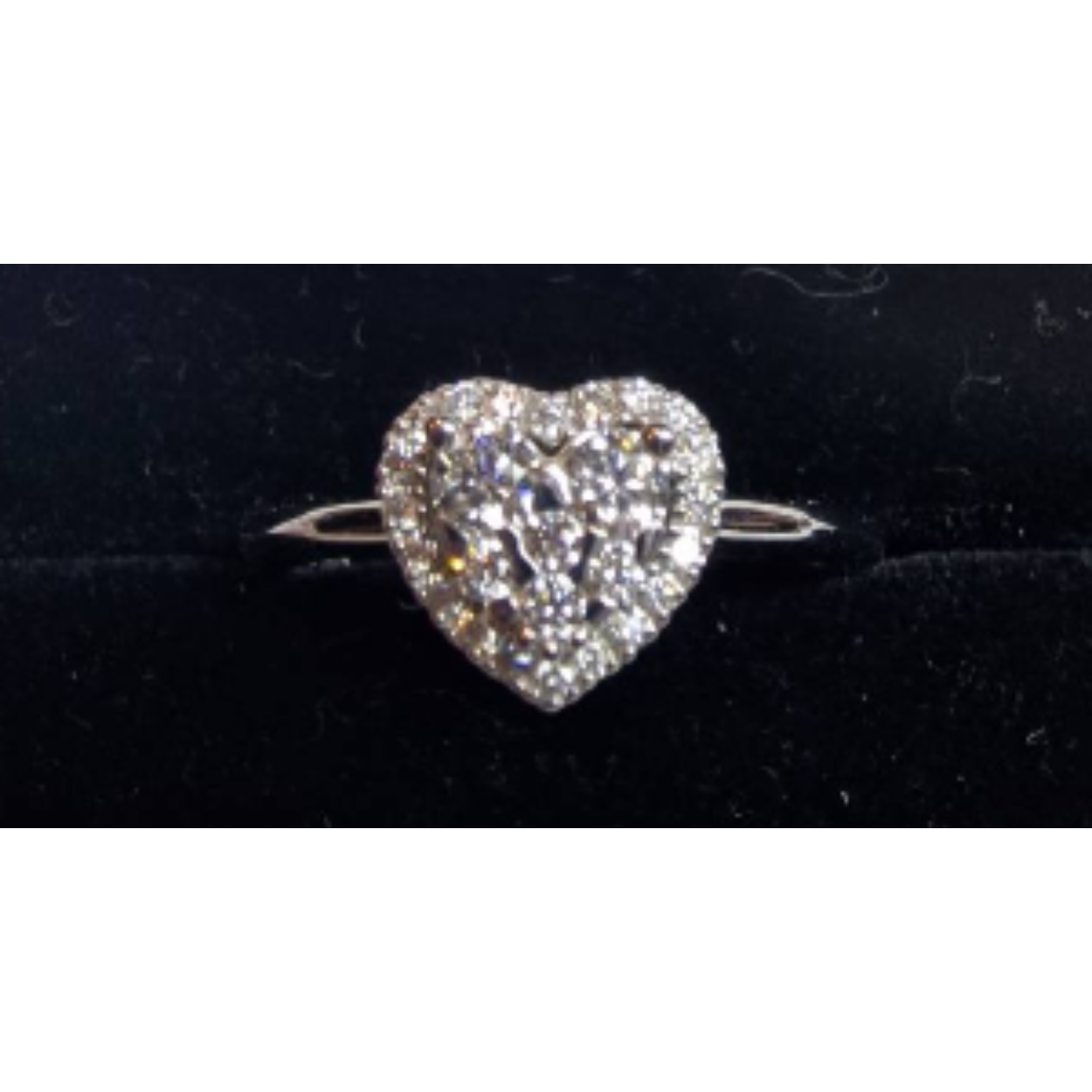 witgouden hartvormige entouragering met diamant
bijpassend hanger/collier artikel # 010041374