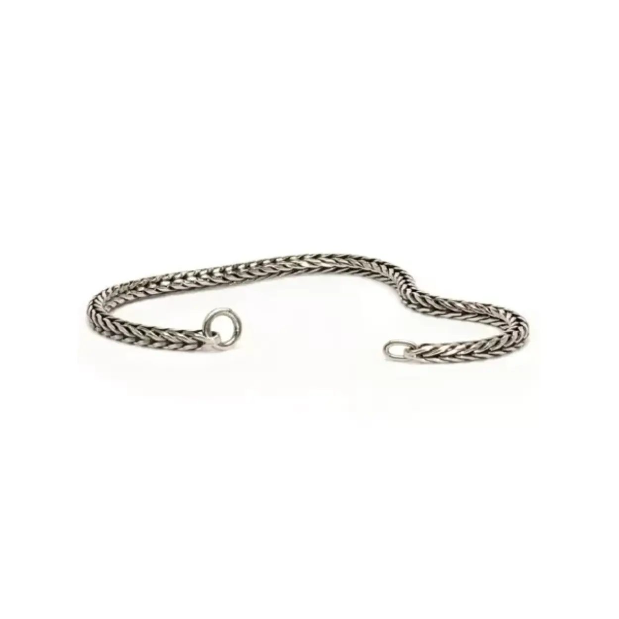 De Trollbeads TAGBR-00009 armband is een elegante zilveren armband van 18 cm, modelnummer TROTAGBR-00009. Gemaakt van hoogwaardig zilver en weegt 7,86 gram. Perfect voor dagelijks gebruik of speciale gelegenheden. Draag de armband los om een subtiele look te creëren, of combineer met andere sieraden voor een trendy, gelaagde stijl.