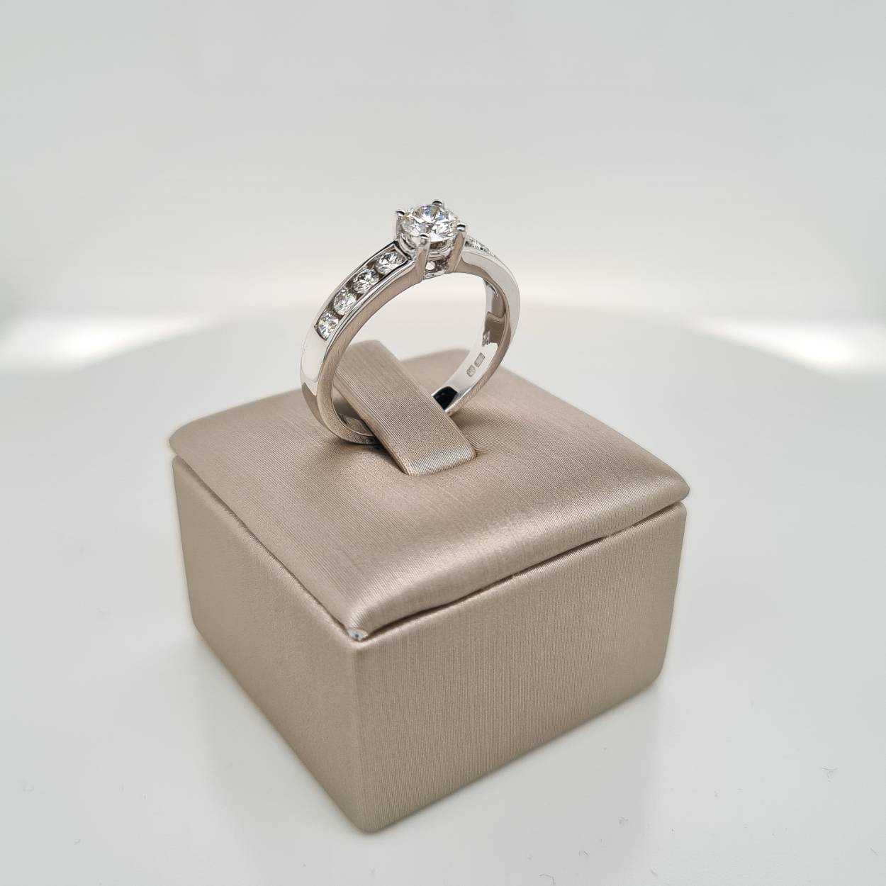 14krt gouden ring met diamant