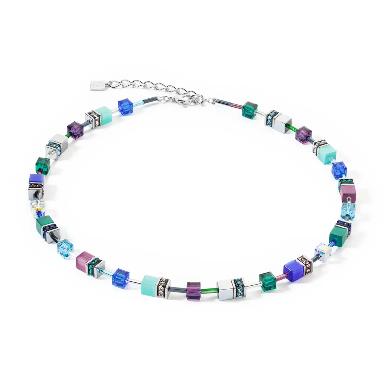 Deze ketting uit de GeoCUBE collectie heeft een elegante en tijdloze uitstraling. De ketting van Coeur de Lion gaat stralen door de synthetic tiger's eye en de Swarovski®-kristallen. 

De tijdloze ketting van COEUR DE LION bestaat uit synthetic tiger's eye, Swarovski®-kristallen, polaris, strass rondellen en roestvrij staal. De sluiting is gemaakt van roestvrij staal. De lengte van de ketting is 42 cm + 6 cm verlenging. Model 2838/10-0608 turqoise - purple