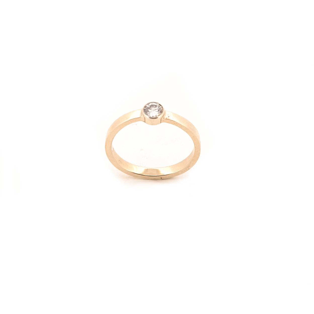 Leuke en speelse ring met een schitterende grote moissaniet.

Maak een afspraak en kom deze ring passen! Of bestel haar gelijk, dan sturen we deze mooi verpakt naar je toe.