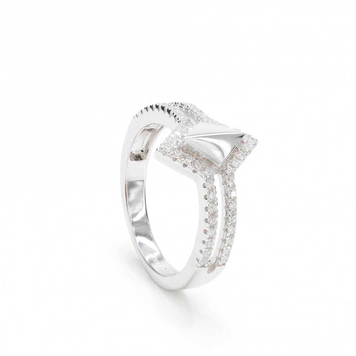 Zilveren ring in ruitvorm.