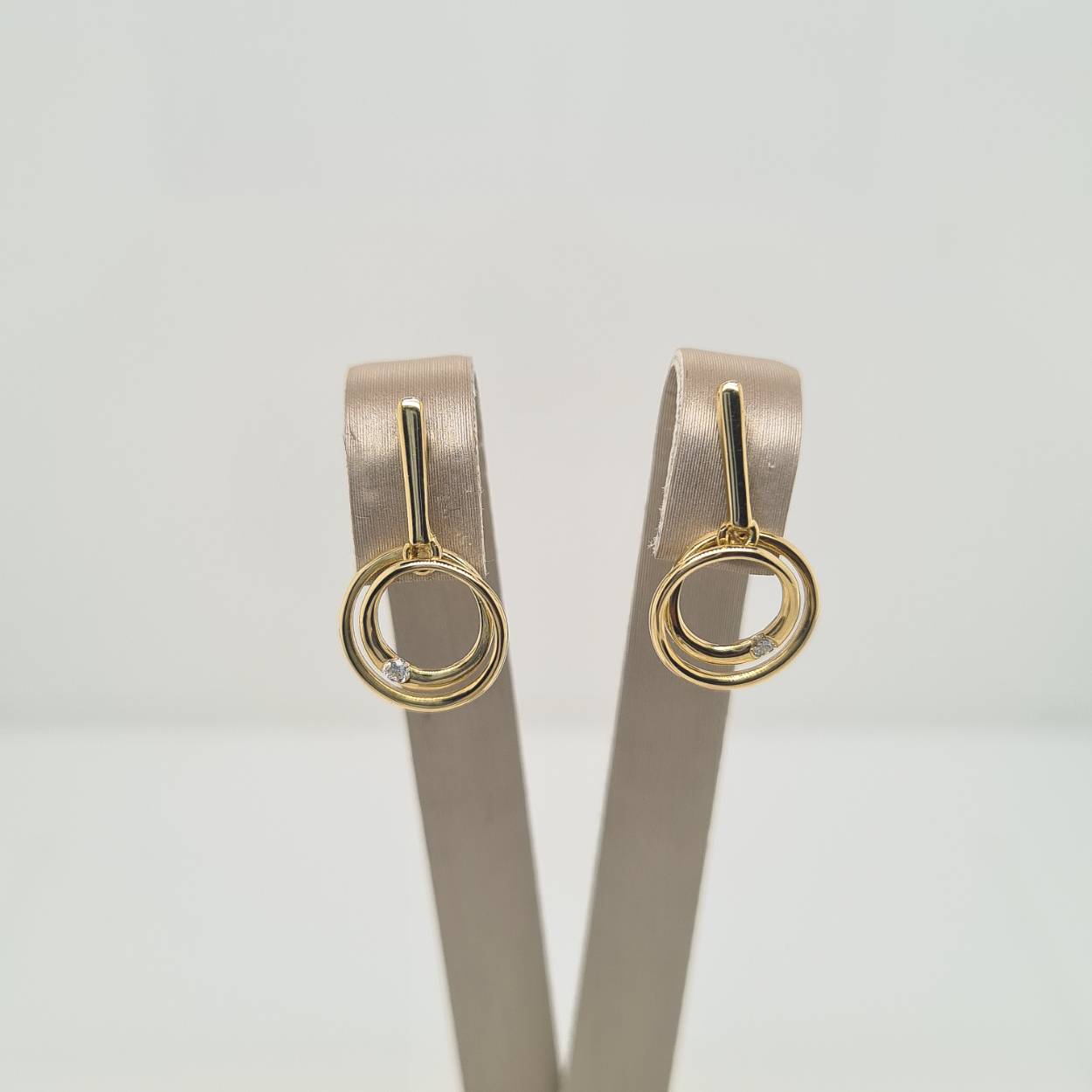 14k Geelgouden ronde oorhangers uitgevoerd met een schitterende diamant. De oorhangers hebben een totale hoogte van 1.9cm en een diameter van 10.5mm.