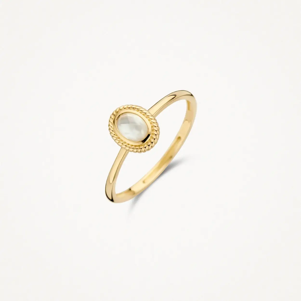 Deze 14k geelgouden ring met pure kwarts en parelmoer heeft een moderne zetting met een kabelmotief. De doorsnede van de band is 1.3 mm en de steen is 6.2 mm bij 7.9 mm. Prachtig op zichzelf maar ook mooi te combineren met andere ringen uit onze collectie. 