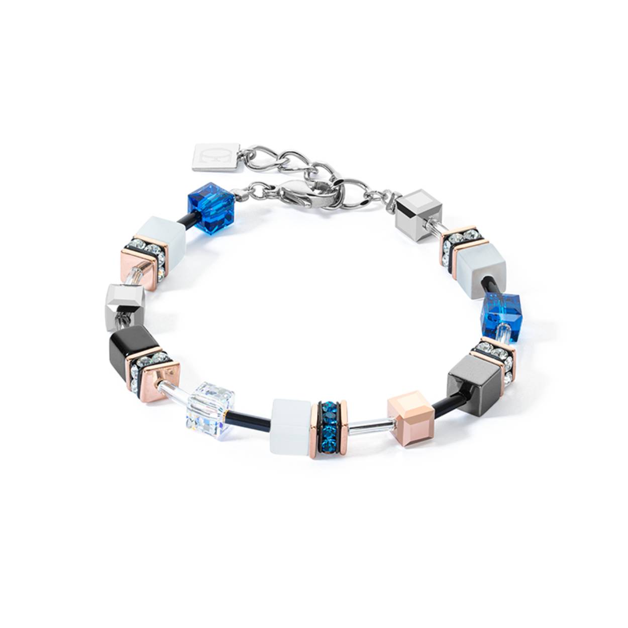 
Deze armband is voorzien van dezelfde roségouden, witte en capriblauwe GEOCUBE®-kralen als de ketting. De combinatie van kleuren zorgt voor een aantrekkelijk contrast en maakt een elegant, opvallend statement