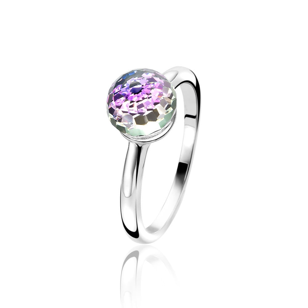 ZINZI zilveren ring met 8mm grote ronde multicolour paarse Swarovski crystal. Deze crystals van Swarovski zijn uniek door de vele facetten en nemen steeds een andere kleur paars aan, afhankelijk van het lichteffect.