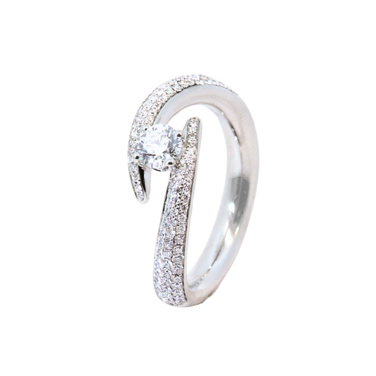 Witgouden ring met een centrale diamant van 0.40ct en zijdiamanten van 0.44ct