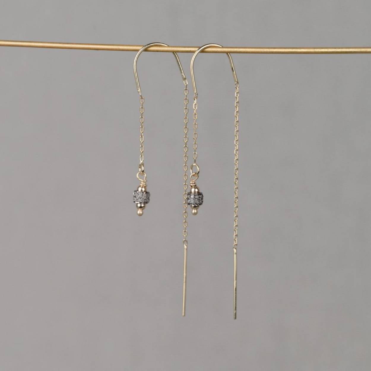Doortrek oorbellen gemaakt van zilver verguld met Ruwe Diamant. Deze mooie oorbellen zijn speciaal ontworpen voor de feestdagen, maar kunnen natuurlijk altijd gedragen worden! Bij deze oorbellen ontvang je een oudroze velvet giftbox. Ideaal om cadeau te doen aan je moeder, oma, dochter, vriendin of jezelf.