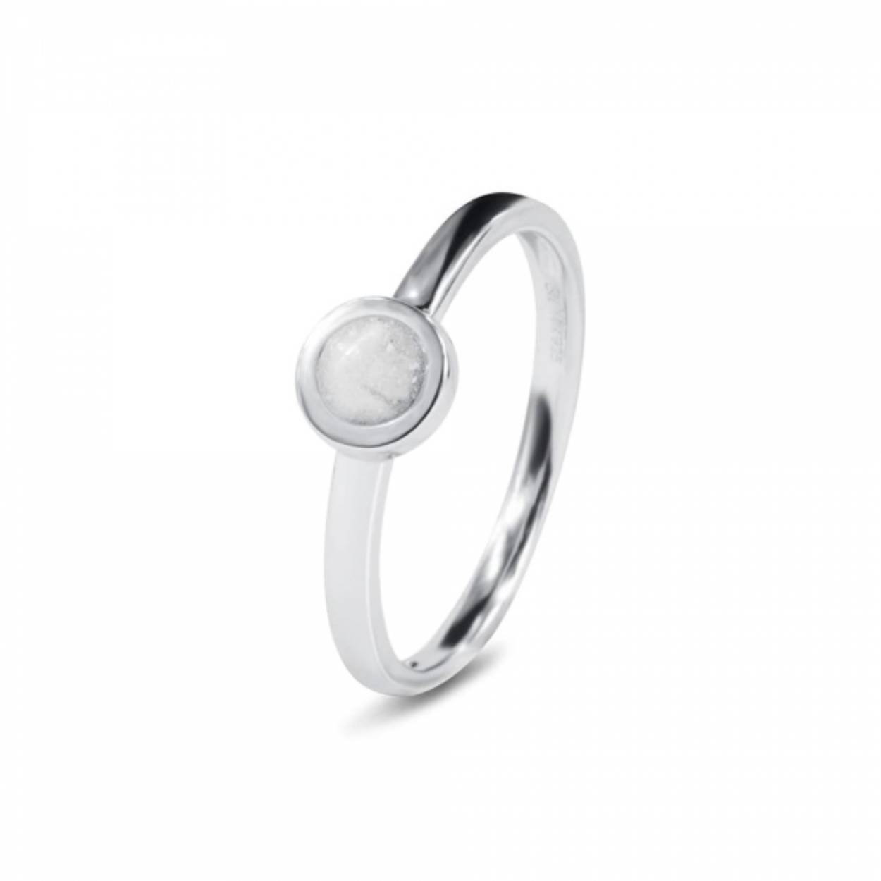 Deze ring waar as, haar of moedermelk in verwerkt kan worden. Dit sieraad wordt zichtbaar aan de bovenkant gevuld met as en wordt vermengd met onze speciale hars.

Het vulproces
U kunt bij het vulproces aanwezig zijn, zodat u kunt zien hoe netjes en respectvol er met de as van uw dierbare omgegaan wordt. Het verwerken van moedermelk en haar vergt meer tijd, 

Deze ring is op alle maten leverbaar en  leverbaar in  Zilver Geel -Wit-Rosé goud 

