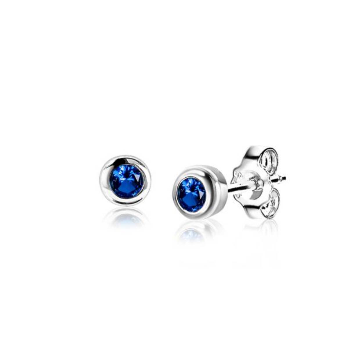 BIRTHSTONE zilveren oorknoppen 4mm SEPTEMBER, staan symbool voor iemand die in de maand september is geboren. In september is de geboortesteen 'blauw saffier zirconia'. Iedere geboortesteen heeft haar eigen betekenis. De oorsieraden zijn vervaardigd van eerste gehalte zilver (925) en voorzien van een extra rodiumlaag voor een langdurige glans.