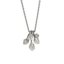 Deze sterling zilveren ketting bevat mooie blaadjes en is afgewerkt met een witte topaas van 2,5 mm. De ketting kan gedragen worden op 42 en 45 cm.
