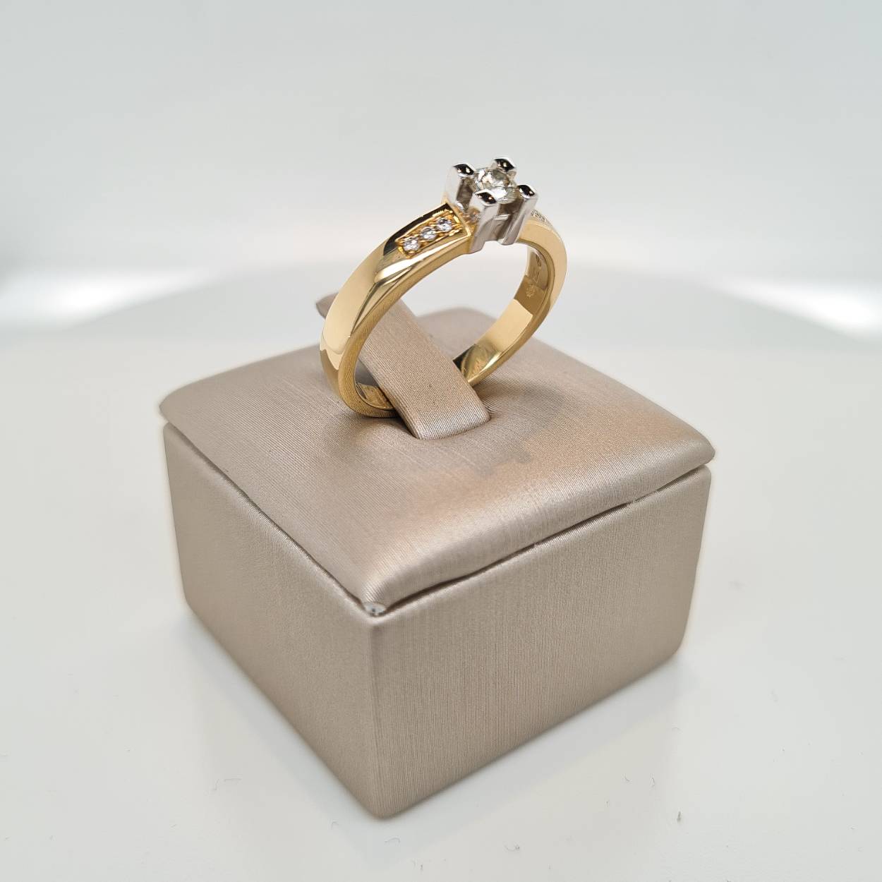 Prachtige 14krt gouden ring met diamant 0,25crt.

De maat van de ring is 57 (18). Heeft u een andere maat, neem dan gerust contact met ons op.

