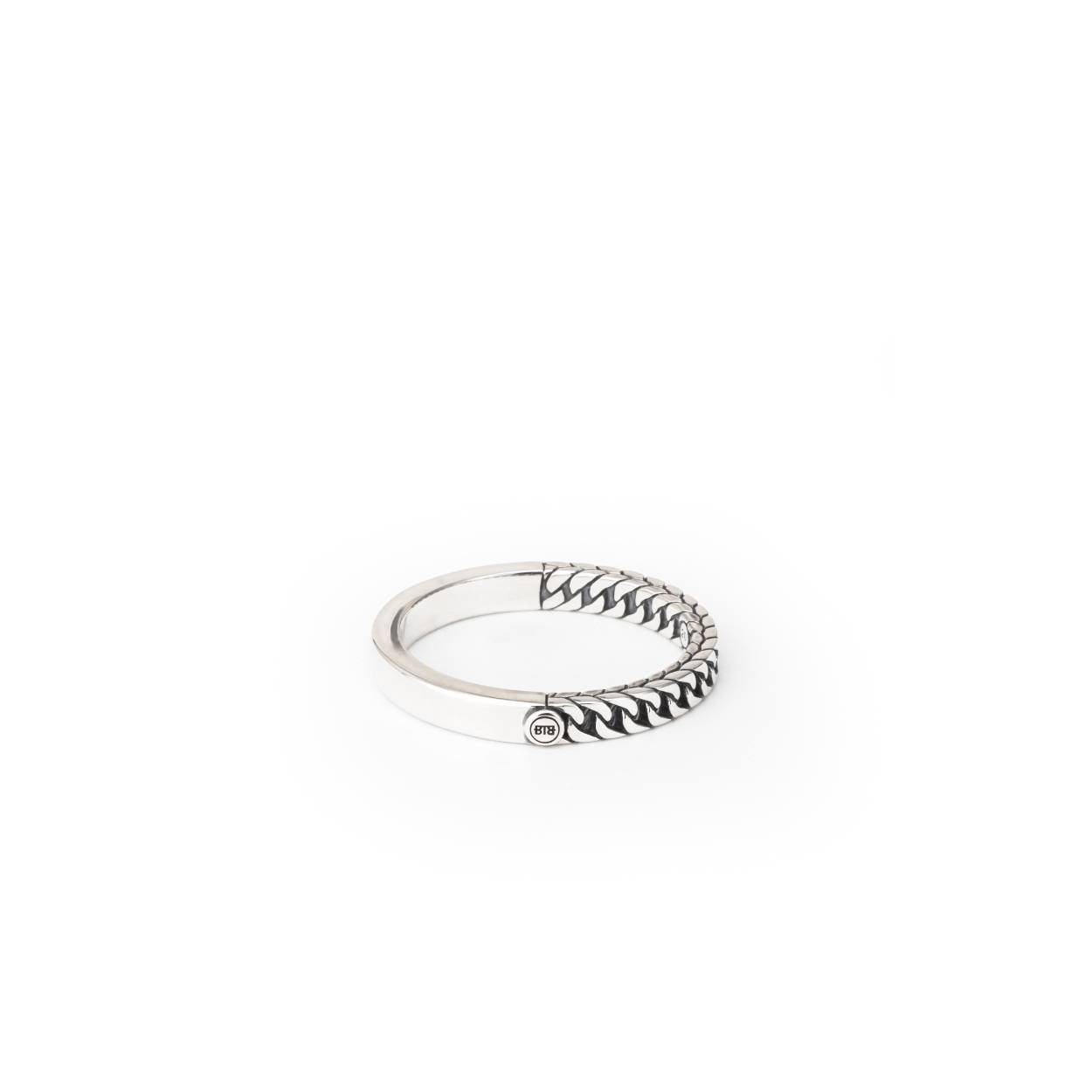 336 19 - Esther Mini Dual Ring Silver

De Esther Mini Dual Ring is vervaardigd uit gerecycled sterling zilver. Dankzij de combinatie van een gladde zijde en het geweven Esther-patroon is deze ring graveerbaar. Laat jouw persoonlijke verhaal versmelten met deze veelzijdige ring. Deze ring is kleiner dan de Esther Small Dual Ring en daardoor perfect te combineren met andere sieraden uit de Esther-collectie van Buddha to Buddha. Ontworpen in Amsterdam en op duurzame wijze geproduceerd in Zuidoost-Azië. Wij geloven dat elk sieraad een eigen ziel heeft. Wat betekent dat voor jou?

Maat	19
Collectie	Esther
Lengte mm	23
Materiaal	Gerecycled 925 sterling zilver
Breedte mm	3
Geslacht	Unisex