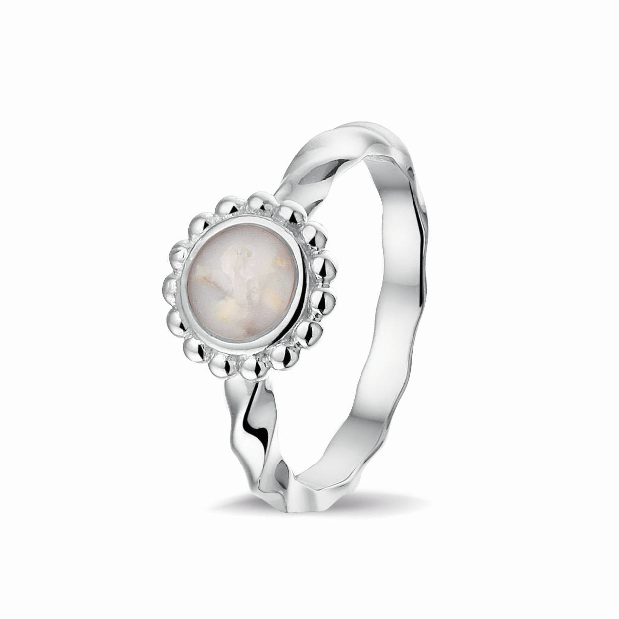 Zilveren gedenksieraad. Deze ring kan desgewenst met as gevuld worden. Graag bespreken we met u de diverse mogelijkheden. 