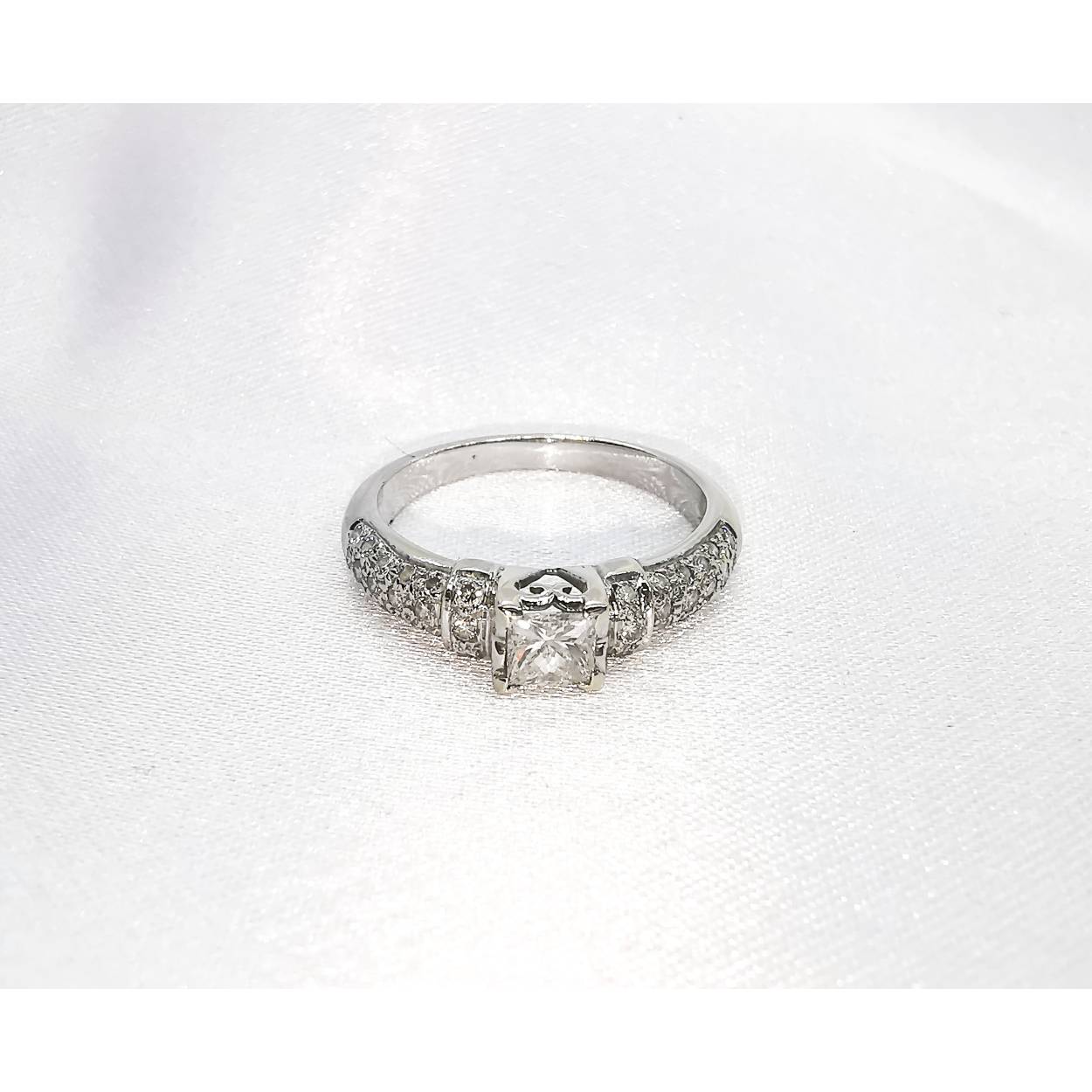 18 karaat wit gouden ring met briljanten.