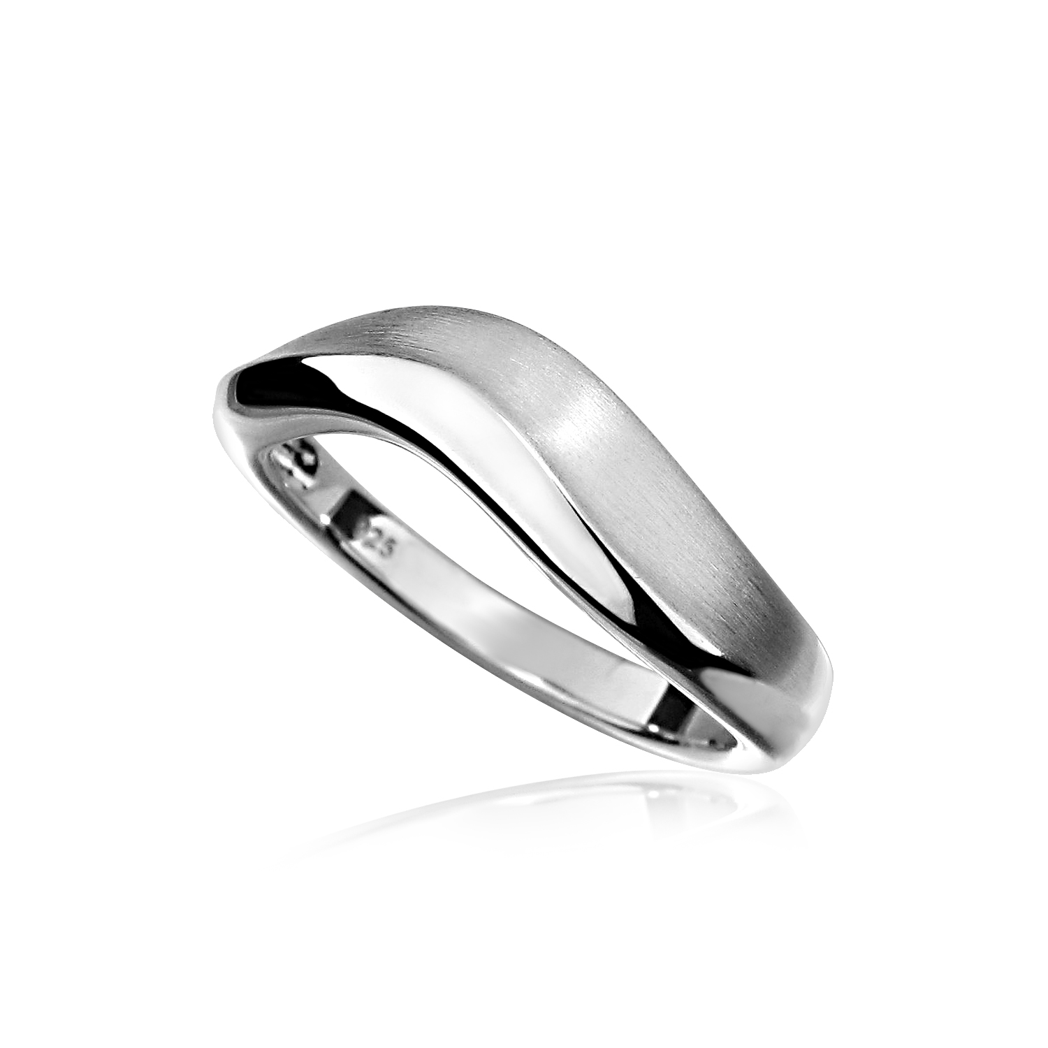 Deze 925 zilveren ring is mooi en sierlijk ontworpen. De ring is gedeeltelijk glad gepolijst en gedeeltelijk gematteerd, dit zorgt voor een bijzondere uitstraling. Dit sieraad is onderdeel van een onwijs leuk setje van een ring, hanger en oorsieraden.

Set productnummers:
Ring: R006
Hanger: H006
Oorsieraad: O006