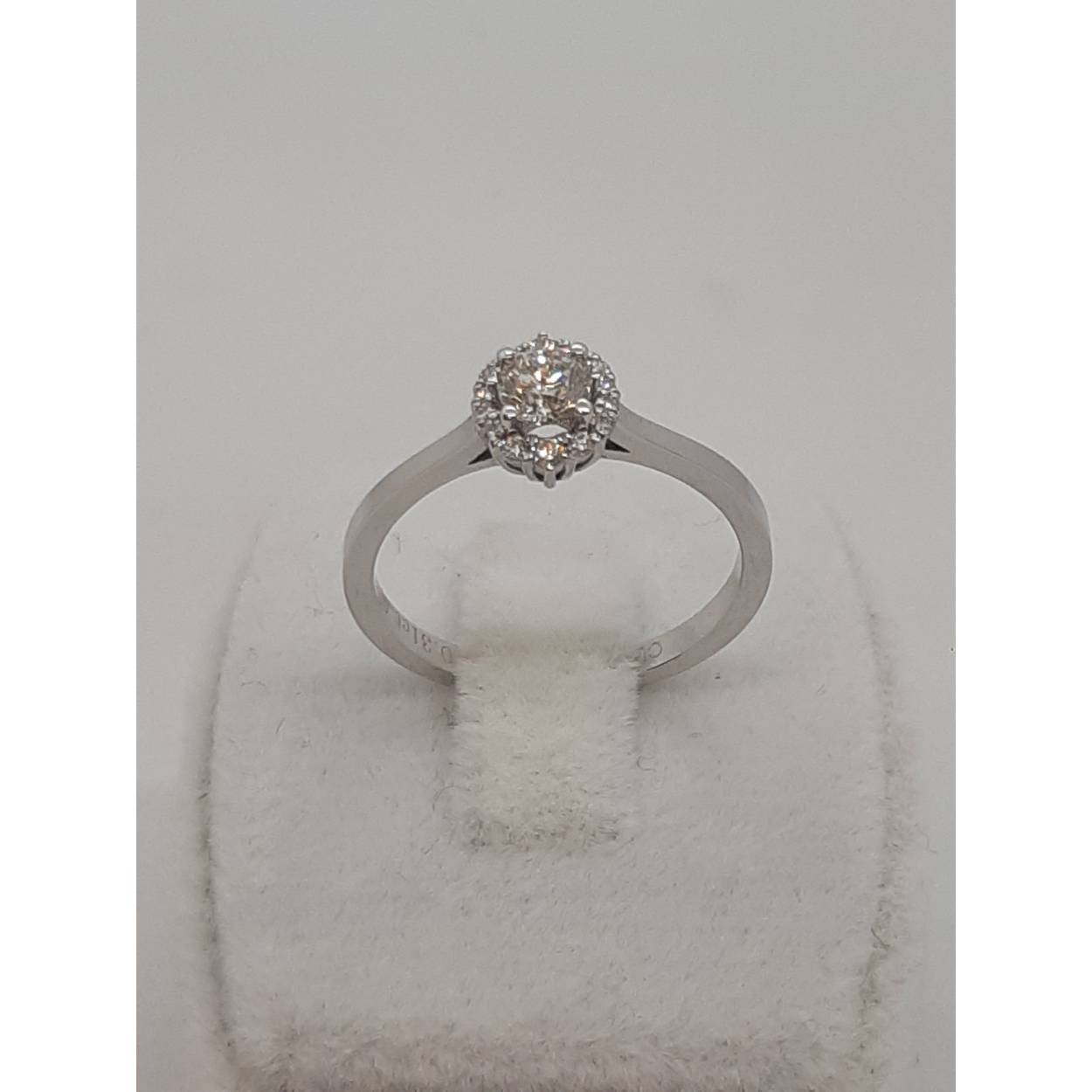 Deze diamanten ring, modelnummer BREA-0002758, heeft een elegante uitstraling door de 15 ronde, F-kleurige diamanten van 0.42 karaat in totaal met een zuiverheid van SI1. Gemaakt van 14-karaats witgoud en met een glanzende afwerking, is maat 54 ideaal voor een verfijnde look. Perfect voor speciale gelegenheden of dagelijks gebruik. Draag hem aan je ringvinger voor optimale elegantie.