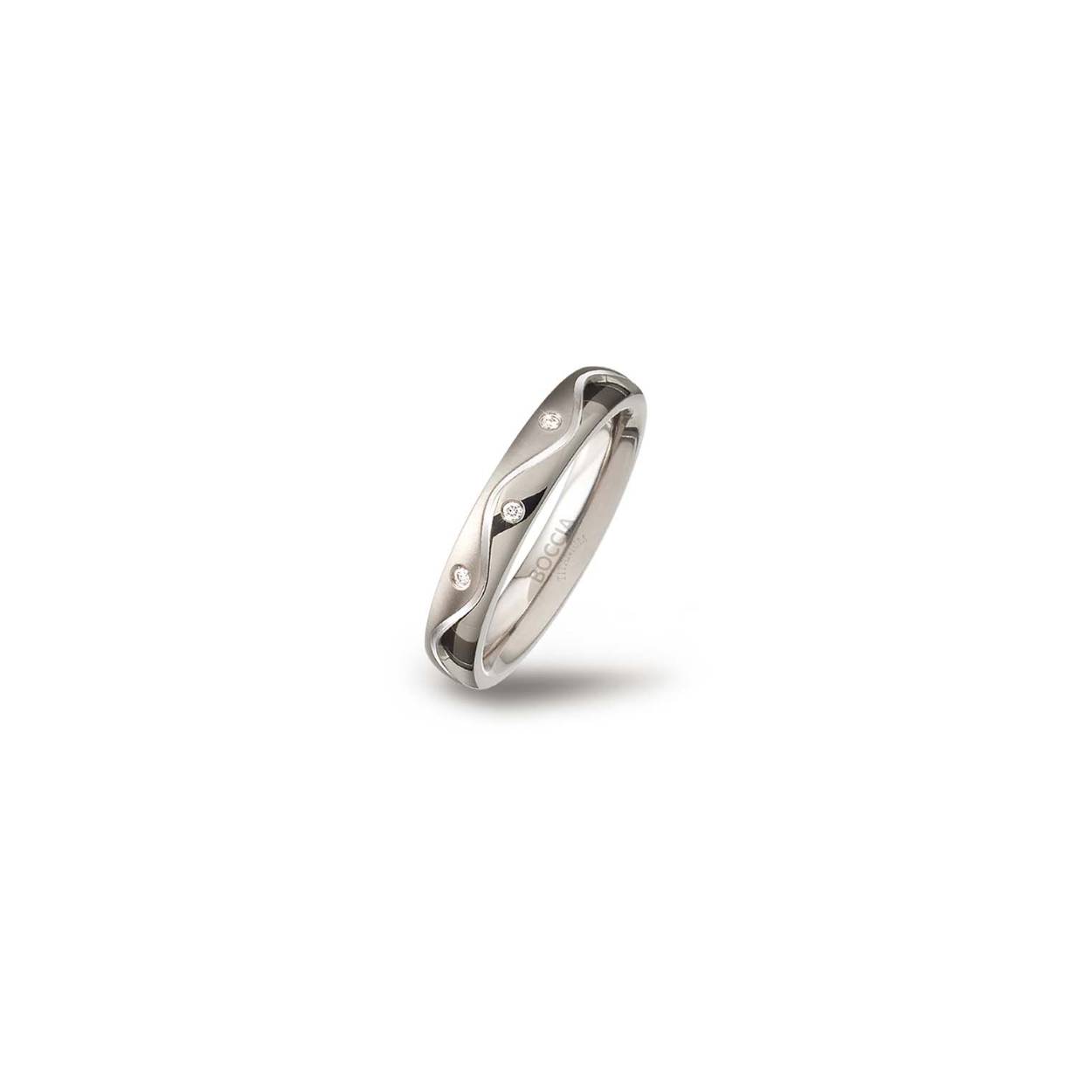 Boccia Titanium 0150.02
Deze prachtige dames Boccia Titanium ring is volledig vervaardigd uit titanium. De ring is 3mm breed en heeft matte accenten. De stralende briljant geslepen diamanten maken de ring helemaal af. Door de bolle binnenkant hebben de ringen van Boccia een hoog draagcomfort. Combineer de ring met andere sieraden van Boccia Titanium en creëer een eigen look.

HET MERK
Boccia Titanium is hët titanium merk van Nederland. dat zijn oorsprong in Duitsland vindt en is opgericht in het jaar 1992. Ontwikkeld door internationale ontwerpers. Alle titanium componenten van de BOCCIA TITANIUM collectie zijn gemaakt van 99.7% puur titanium; het bijzondere materiaal. Alle titanium componenten van de BOCCIA TITANIUM collectie zijn gemaakt van 99.7% puur titanium; het bijzondere materiaal. 

SPECIFICATIES
- Ring
- Puur titanium
- 3 diamanten 0.015 ct
- Matte accenten
- Bolle binnenkant