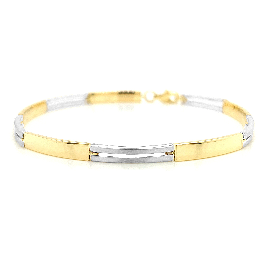 Deze bicolor gouden armband heeft een strakke en moderne uitstraling. De witgouden schakels zijn gematteerd en de geel gouden schakels zijn gladgepolijst. Iedere witgouden schakel is gedeeltelijk open.