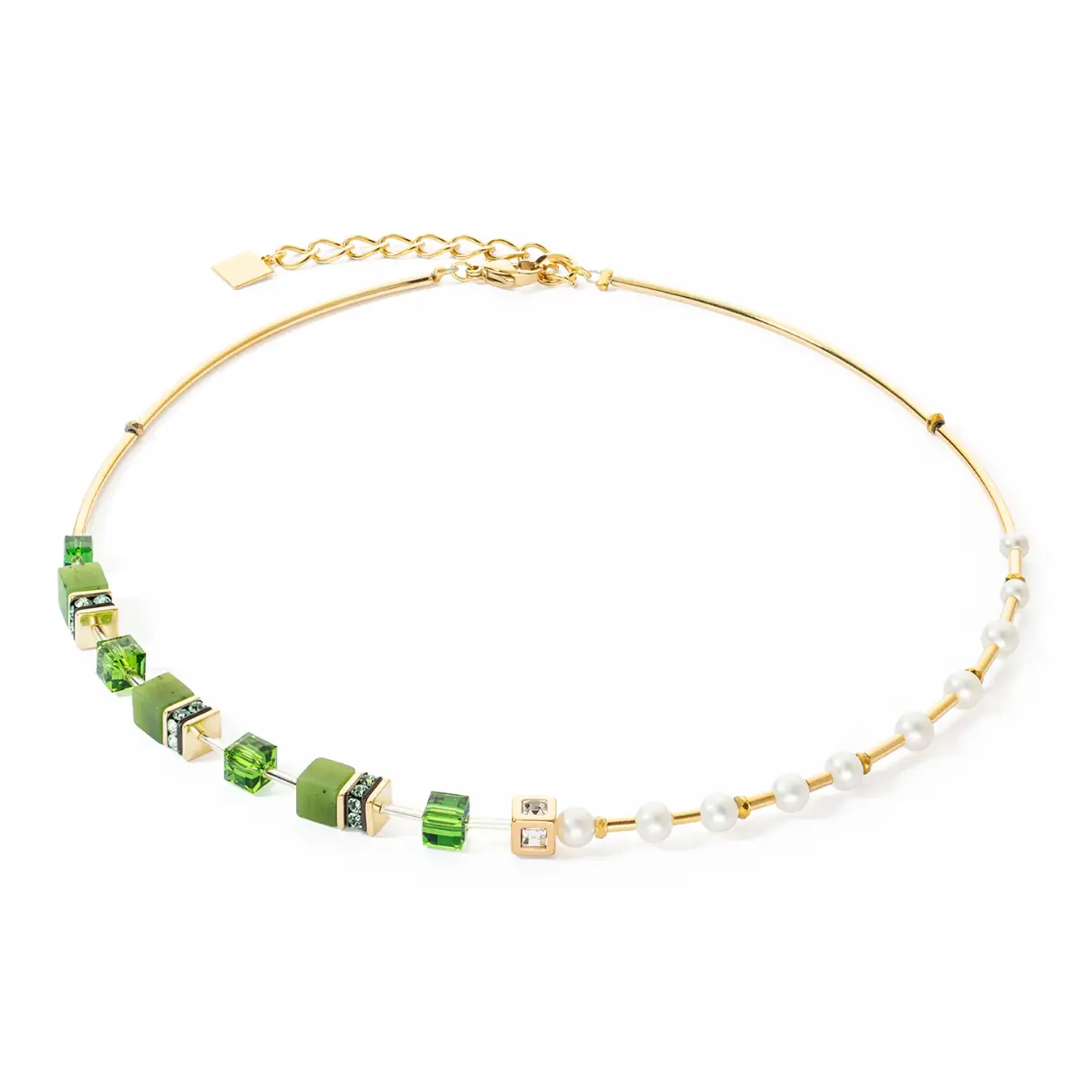 Coeur de Lion collier in verguld staal met nefriet, zoetwater parel, strass rondellen en Swarovski kristal. Het collier is uit te breiden tot een set met een bijpassend collier en oorhangers.