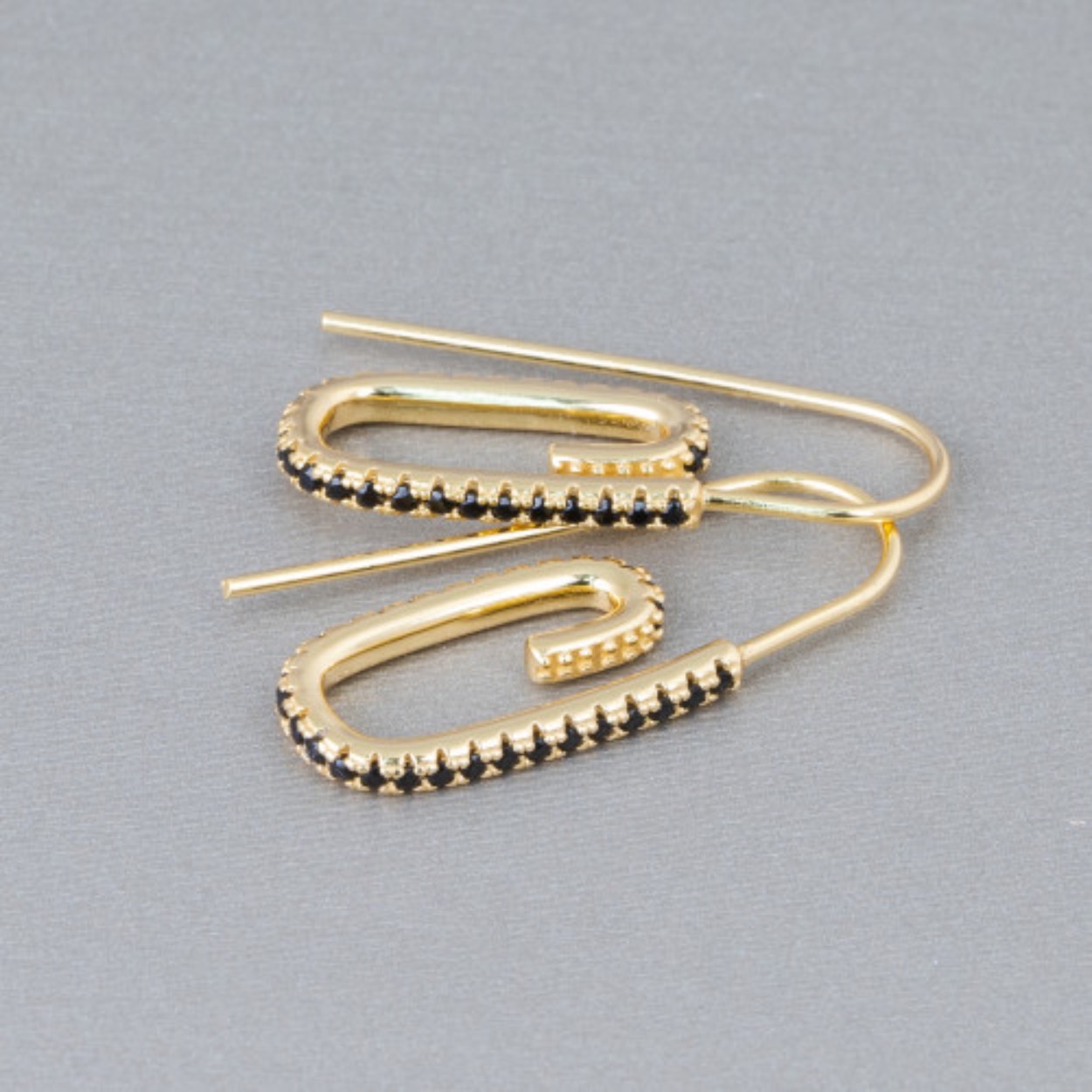 peperclips oorbellen zilver plaqué Met witte steentjes gezet.