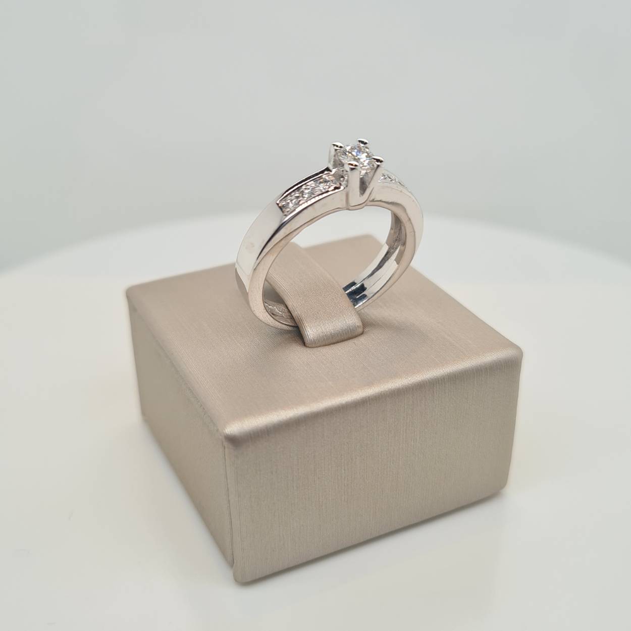 Prachtige 14krt witgouden solitaire ring met diamant, 0,36crt H Si. De maat van de ring is 55. Heeft u een andere maat, neem dan gerust contact met ons op.