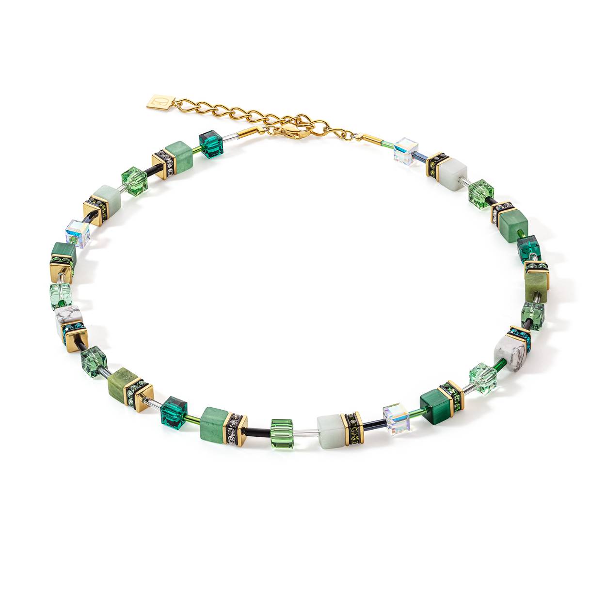 Glorieus groen GeoCUBE®-model met natuurstenen uit de collectie van Coeur de Lion, nieuw in geschenkverpakking. Het vergulde collier is gemaakt van staal, geregen met natuursteen zoals groene aventurijn en geeft de drager een gevoel van harmonie. Gebruikte materialen zijn: groene aventurijn, amazoniet, howliet, nefriet, synthetisch tijgeroog, Swarovski® kristallen en strass rondellen geregen aan roestvrijstaal geelverguld.