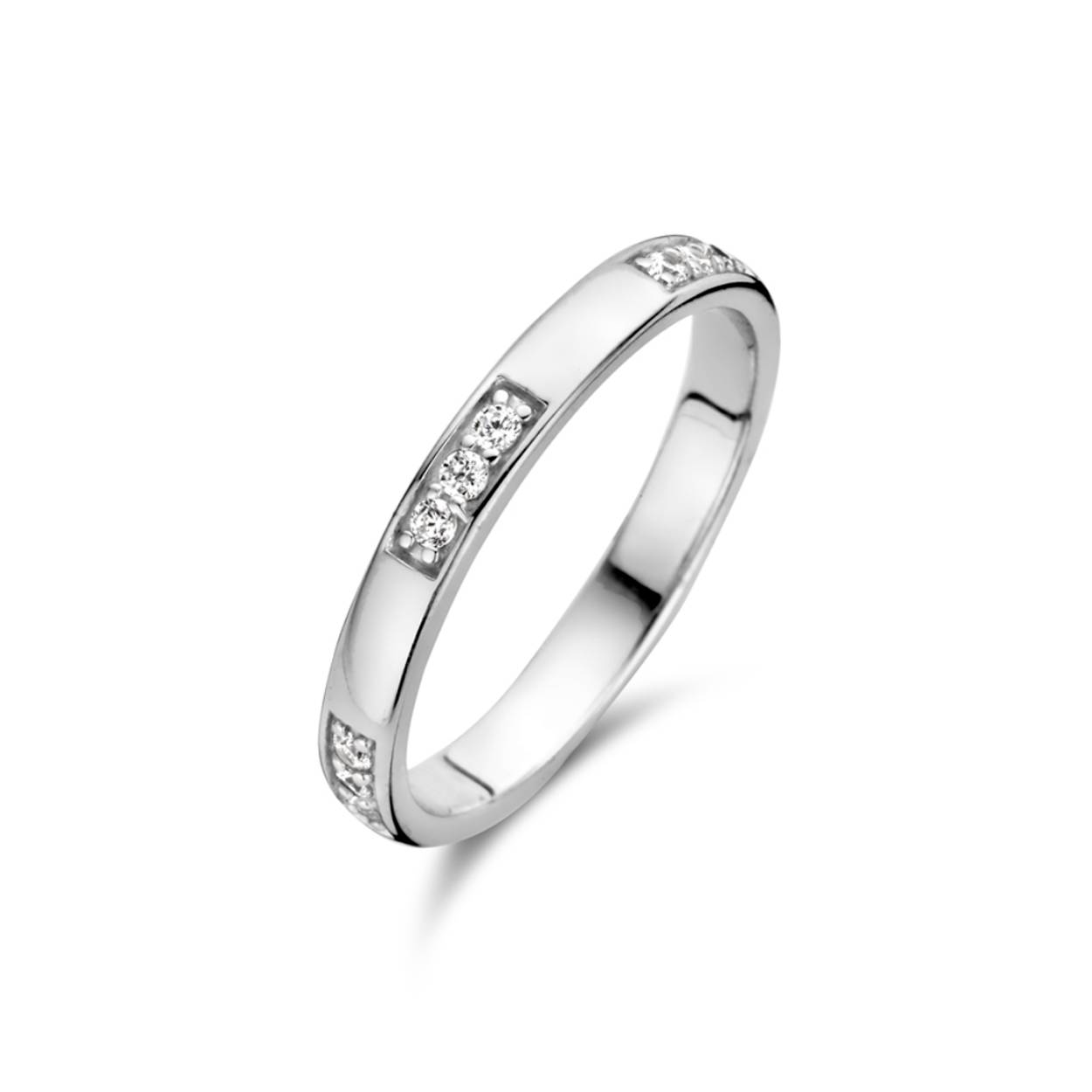 Rosa di Luca heeft eigentijdse en trendy sieradencollecties welke zijn ontworpen door haar eigen Italiaanse designers uit Florence. De sieraden van Rosa di Luca zijn gemaakt van het eerste gehalte zilver (925) en worden onder meer gecombineerd met zirkonia's, gekleurde edelstenen, vergulde schakels en stijlvol leder.

Eindeloos combineren met de aanschuifringen van Rosa di Luca, draag deze prachtige slanke zilveren ringen solo of als combinatie van verschillende ringen. De aanschuifringen zijn vervaardigd uit het eerste gehalte zilver (925) en worden gecombineerd met onder meer gekleurde kristallen, zirkonia's en keramiek. De zilveren ringen van Rosa di Luca zijn voorzien van een laag rhodium waardoor deze een prachtige glans hebben. 

Rosa di Luca 629.727
Zilveren aanschuifring met 3 vlakken van 3 zirkonia's