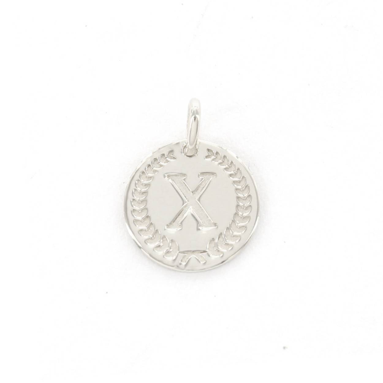 Voor deze hanger heb je een Imotionals ketting nodig. Imotionals kettingen hebben een klein oogje dat door de hanger past.

De collectie hangers en bedels van Imotionals bestaan uit initialen en symbolen. Kies je collier en bedel(s) naar keuze en creëer zo je gepersonaliseerde Necklace.  Je schuif de bedel aan het collier, de lengte kun je zelf bepalen, en hoe leuk is is om 2 of 3 lengtes samen te dragen. Creëer your own Necklace Party.

Imotionals is een zilveren sieradenlijn bestaande uit dunne colliers en hangertjes, het laatste in de vorm van initialen en symbolen. waarmee je door middel van colliers, initialen en symbolen expressie geeft aan jou gevoelens of gedachten.

Een letter sieraad zorgt ervoor dat je jouw look een persoonlijke touch kan geven. Kies voor je eigen letter of de letter van je beste vriendin, vriend, moeder of iemand anders die je dierbaar is. Je kunt er zelfs een hele naam aan hangen, met bijvoorbeeld een hartje of sterretje symbool voor extra betekenis. Ook mega leuk om te geven als cadeautje. Get it before it's gone!