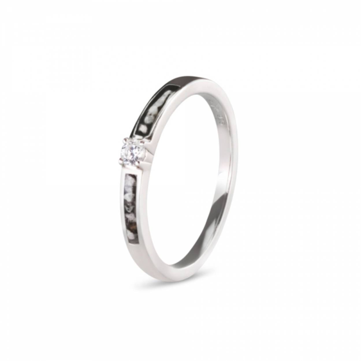 See You ring, gevuld met hars en as
