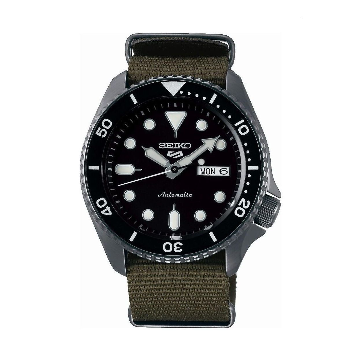 Dit horloge uit de Seiko 5 sports serie heeft een automatisch uurwerk en is 10 atm. Het horloge heeft een 4R36 Seiko kaliber. Het 4R36 Seiko kaliber met dag/datumweergave is een mechanisch kaliber. Het horloge laadt zich tijdens het dragen automatisch op door het omzetten van de arm- en polsbewegingen van de drager in energie. Beweging van het horloge zorgt ervoor dat de hoofdveer van het horloge wordt opgewonden. Deze veer is de energiebron. Handopwinding is ook mogelijk. Wanneer het horloge volledig is opgeladen heeft het een energiereserve van ca. 41 uur. Het tikgetal van deze automaat is 21.600 per uur en het horloge heeft 24 jewels. Het 4R kaliber wordt volledig in-house vervaardigd.