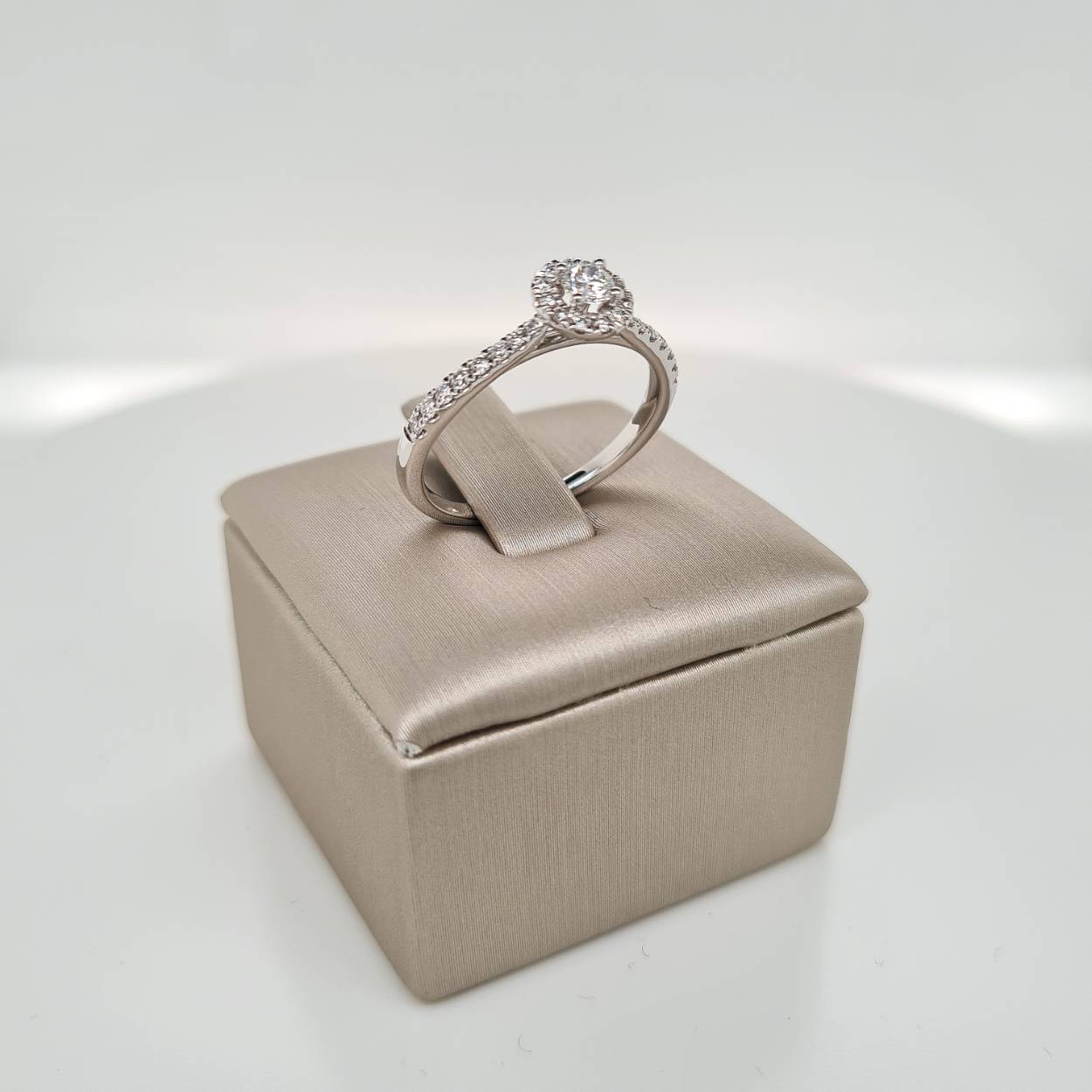 Prachtige 14krt witgouden ring met diamant, 0,38crt G Si. 

De maat van de ring is 54 (17 1/4). Heeft u een andere maat, neem dan gerust contact met ons op.