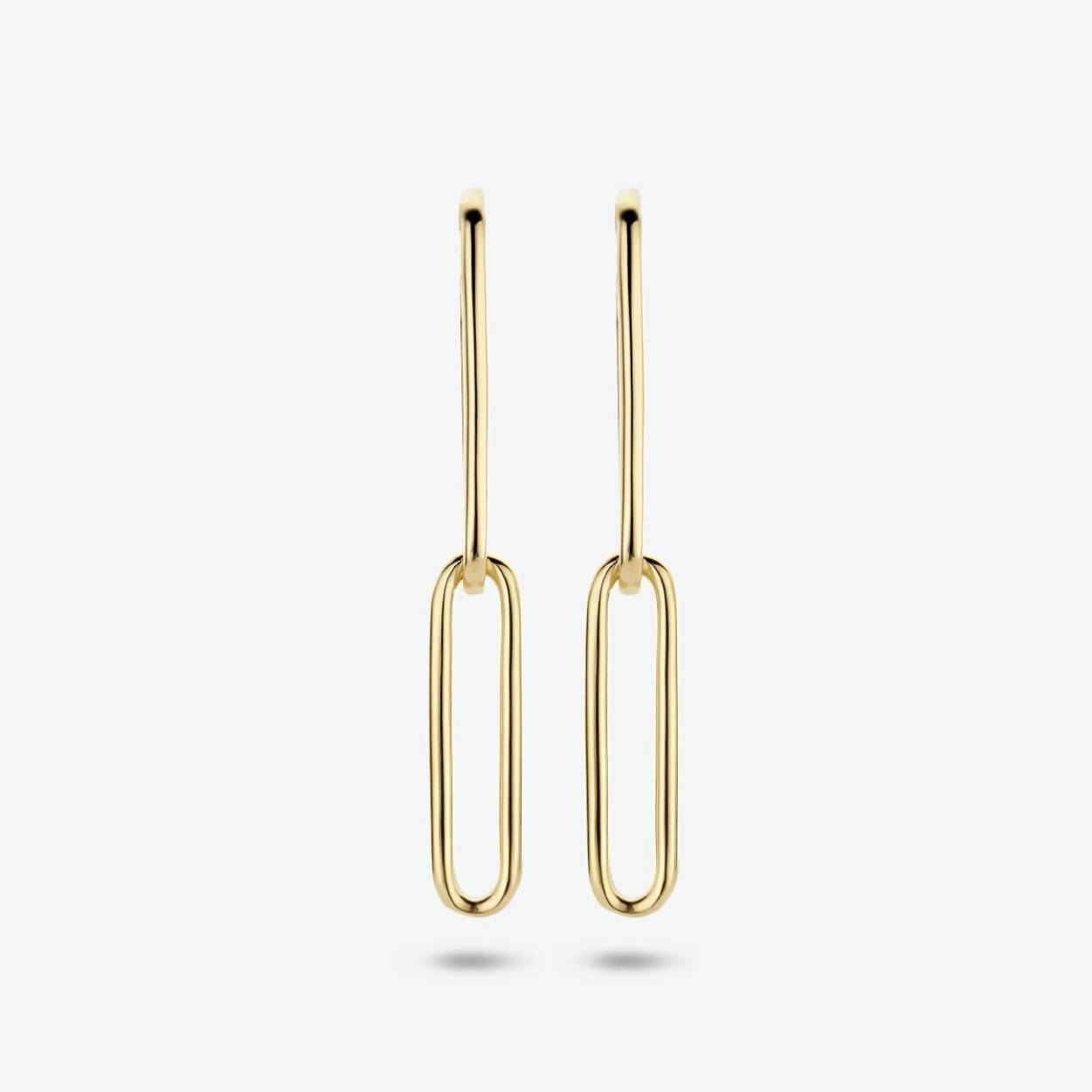925 zilveren oorhangers verguld uitgevoerd in schakelvorm. De oorhangers hebben een totale hoogte van 3.9cm en een breedte van 5mm. Geen garantie op plating.