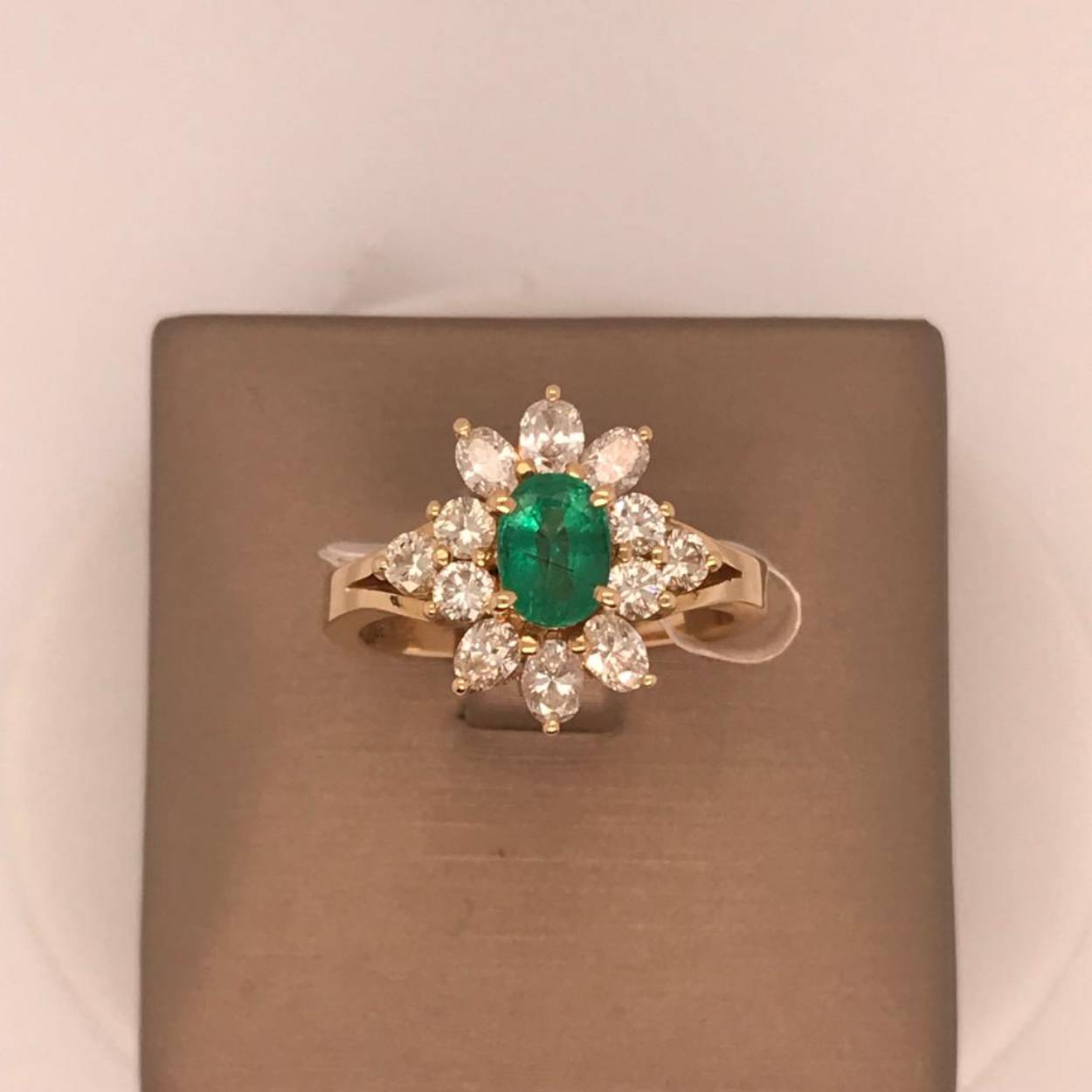 Geelgouden 18krt ring met prachtige smaragd en diamanten. Ook verkrijgbaar in een set.          BIJNA ALLE RINGEN ZIJN TE VERMAKEN OP UW MAAT