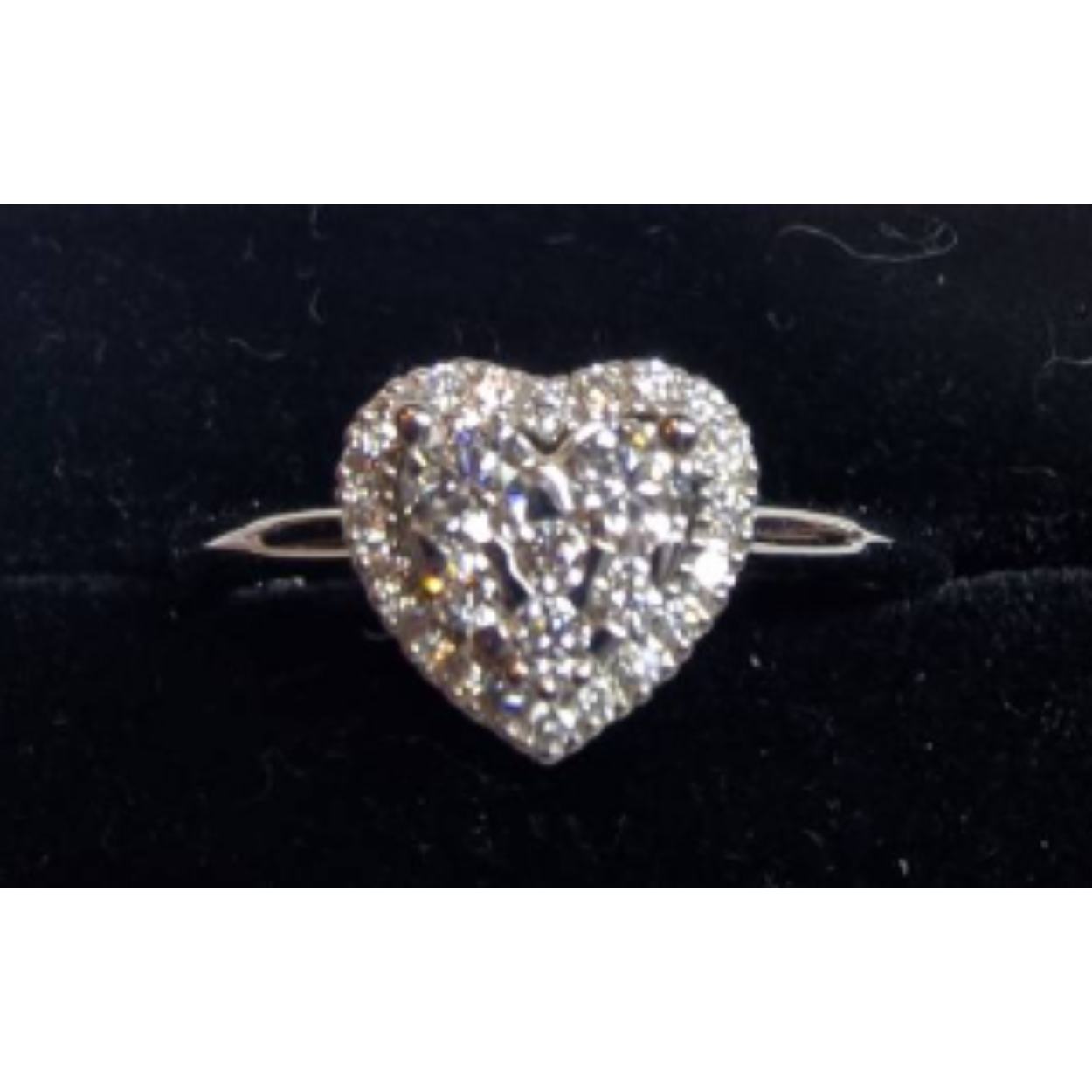 witgouden hartvormige ring met dubbele entourage
bijpassende hanger/collier artikel # 010041375