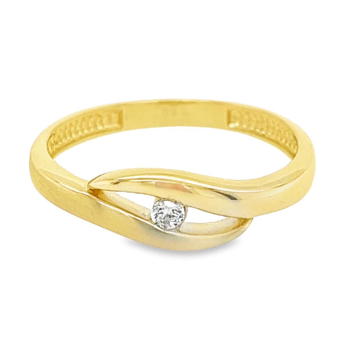 Deze geel gouden ring is erg sierlijk van vorm. De ring is deels fijn gematteerd en deels glad gepolijst en in het midden is een briljant geslepen zirkonia steen gezet. Deze ring heeft een rustige en elegante uitstraling.