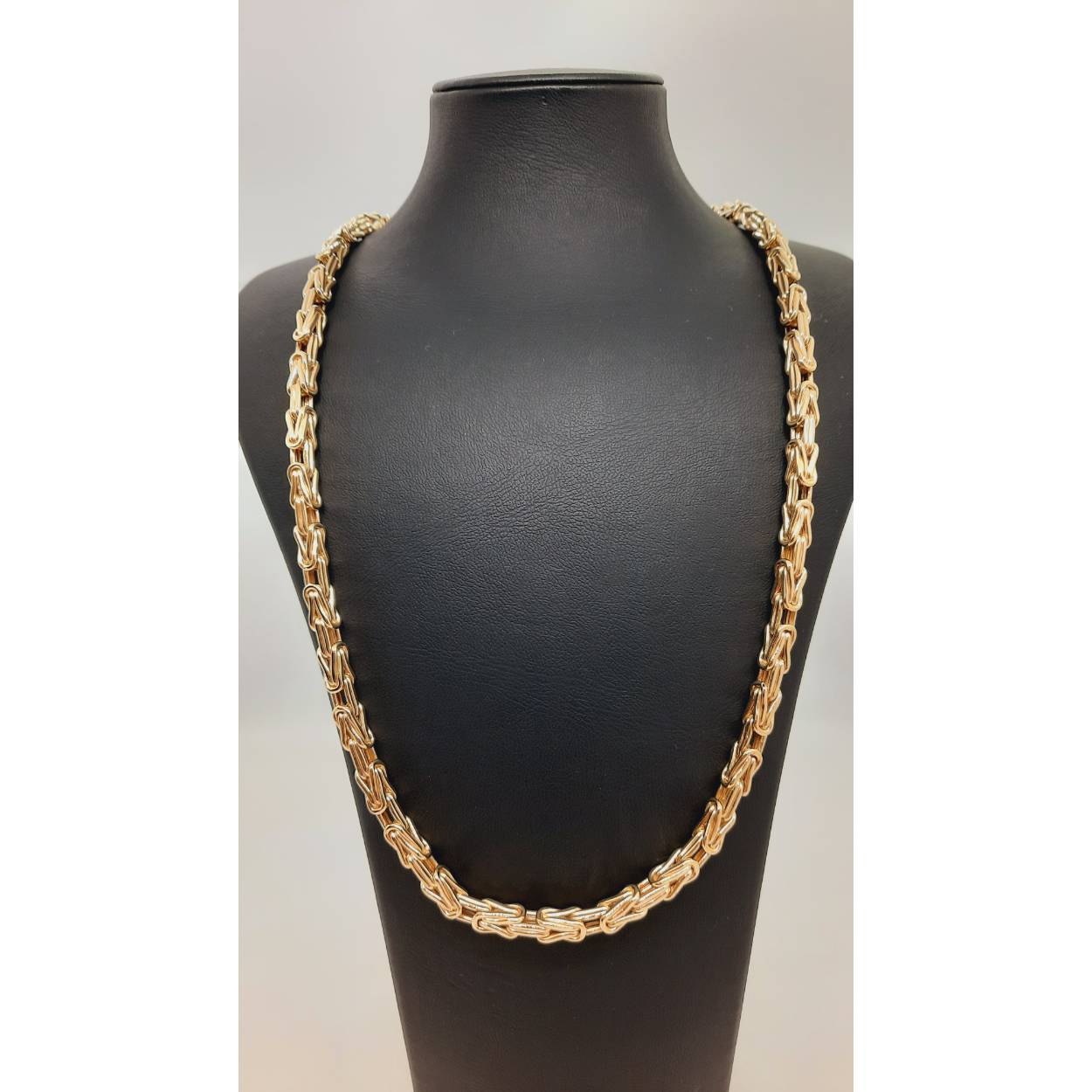 De Koningsketting met modelnummer BREA-RDL-0004067 is een elegante gouden halsketting gemaakt van 14 karaat goud, met een glanzende afwerking. De ketting is 65 cm lang en 5 mm breed, wat hem ideaal maakt voor dagelijks gebruik of speciale gelegenheden. Gewicht: 33,4 gram. Draag hem solo of gecombineerd met andere kettingen voor een gelaagde look.