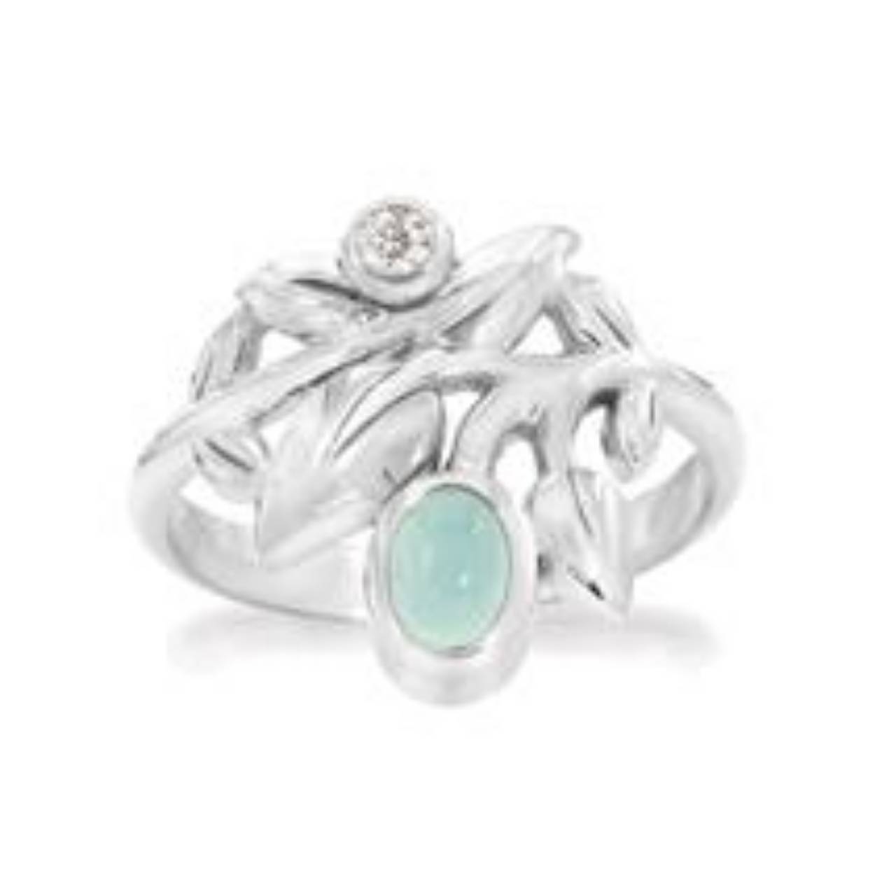 Deze sterling zilveren ring bevat een 6 x 4 mm chalcedoon en een 2,5 mm ronde zirkonia.