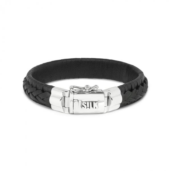 Super mooie Balinees gevlochten stoere zwart lederen armband. De armband sluit met de bekende baksloten van SILK
