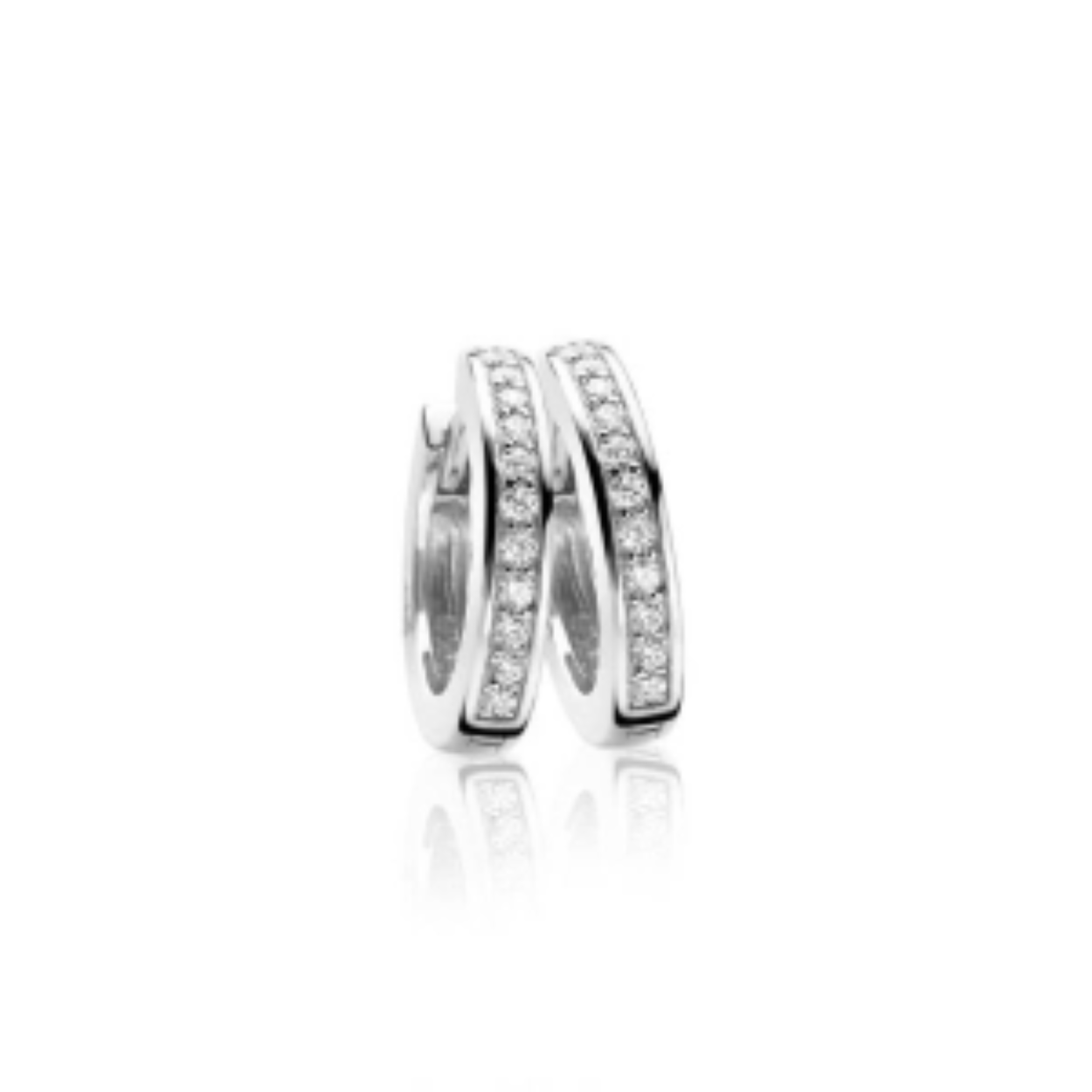 ZINZI zilveren creolen bezet met witte zirconia's en voorzien van luxe scharniersluiting. De creolen zijn 17mm x 3mm groot. Ideaal te combineren met Zinzi creoolhangers. De creolen zijn vervaardigd van eerste gehalte zilver (925) en voorzien van een rodiumlaag voor een extra langdurige glans.
