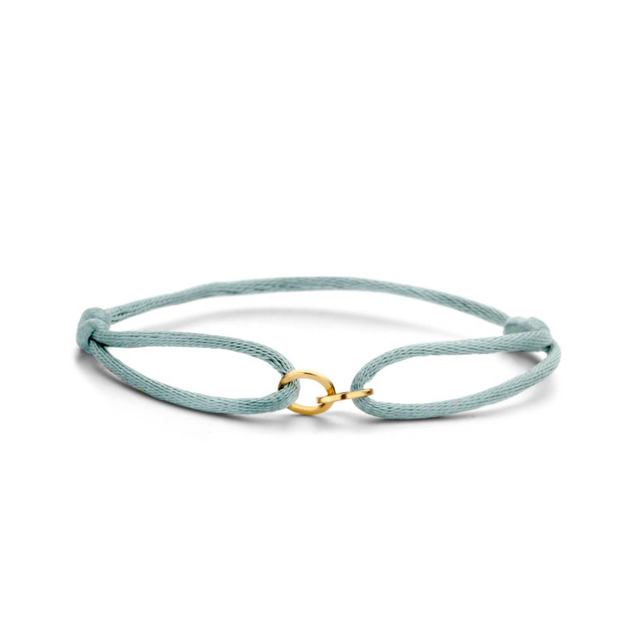 Met deze Iconic Bracelet Double Open Circle Cord kun je jouw armbanden collectie aanvullen. Door het tijdloze design van deze armband kun je hem altijd en overal dragen. Kies jouw favoriete kleur satijnkoord om deze armband helemaal naar wens te maken.
