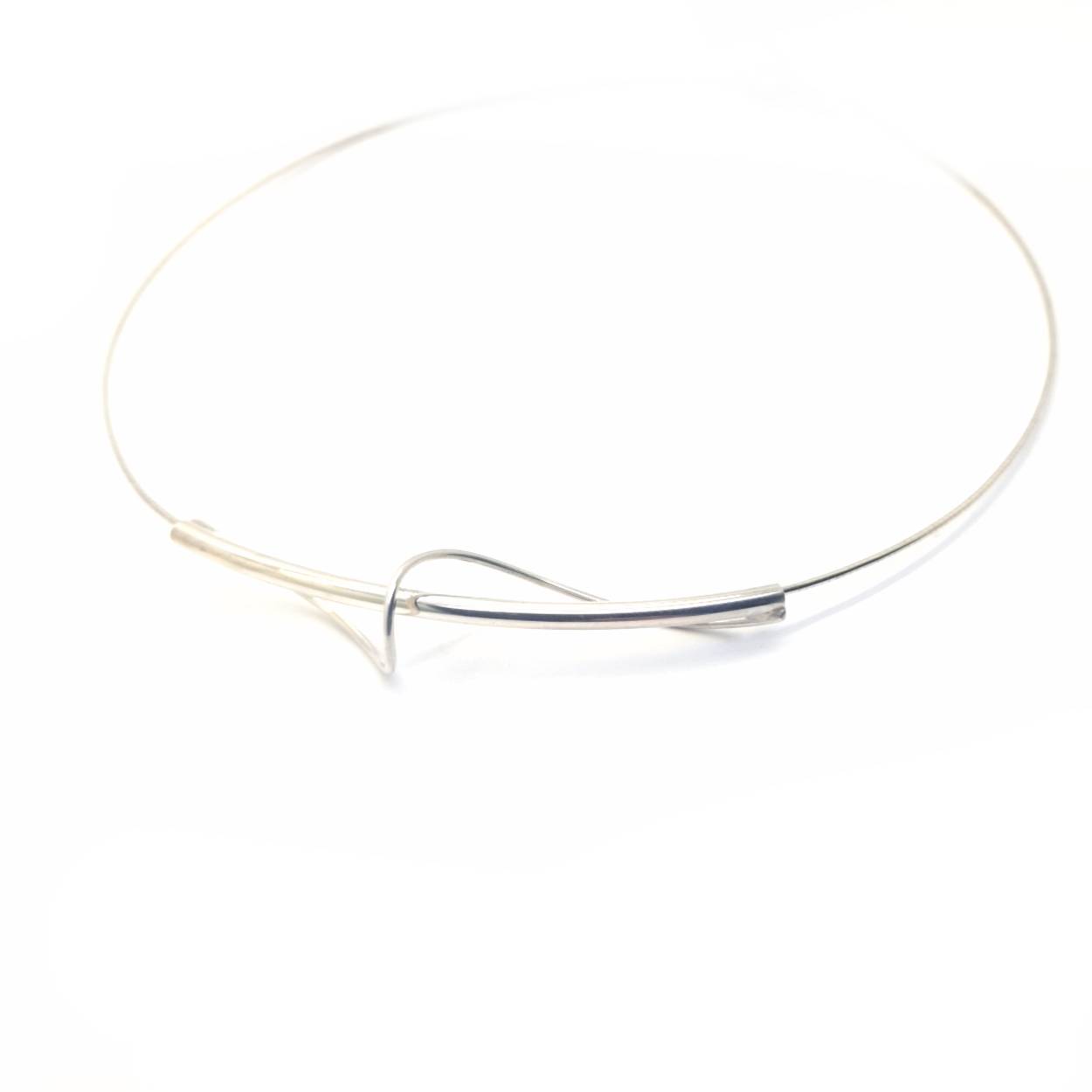Sierlijke verfijnde draden laten deze ontwerpen voor zichzelf spreken. Met een letterlijke twist zijn deze sieraden goed draagbaar en makkelijk te combineren. Een energieke twist van sierlijkheid die jou laat stralen. Elk sieraad wordt met de hand gemaakt in ons eigen atelier en ontstaat spontaan op gevoel. Jouw Twist is dus altijd uniek.

Maak een afspraak en kom deze sierlijke hanger eens passen! Of bestel haar gelijk, dan sturen we deze mooi verpakt naar je toe.